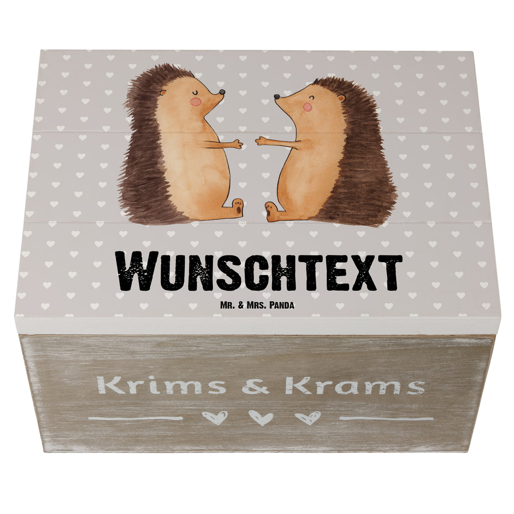 Personalisierte Holzkiste Igel Liebe Holzkiste mit Namen, Kiste mit Namen, Schatzkiste mit Namen, Truhe mit Namen, Schatulle mit Namen, Erinnerungsbox mit Namen, Erinnerungskiste, mit Namen, Dekokiste mit Namen, Aufbewahrungsbox mit Namen, Holzkiste Personalisiert, Kiste Personalisiert, Schatzkiste Personalisiert, Truhe Personalisiert, Schatulle Personalisiert, Erinnerungsbox Personalisiert, Erinnerungskiste Personalisiert, Dekokiste Personalisiert, Aufbewahrungsbox Personalisiert, Liebe, Partner, Freund, Freundin, Ehemann, Ehefrau, Heiraten, Verlobung, Heiratsantrag, Liebesgeschenk, Jahrestag, Hocheitstag, Verliebt, Verlobt, Verheiratet, Geschenk, Liebesbeweis, Hochzeitstag, Hochzeit, Igel