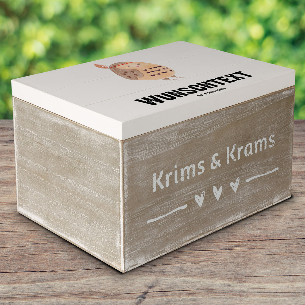 Personalisierte Holzkiste Eule Federschmuck Holzkiste mit Namen, Kiste mit Namen, Schatzkiste mit Namen, Truhe mit Namen, Schatulle mit Namen, Erinnerungsbox mit Namen, Erinnerungskiste, mit Namen, Dekokiste mit Namen, Aufbewahrungsbox mit Namen, Holzkiste Personalisiert, Kiste Personalisiert, Schatzkiste Personalisiert, Truhe Personalisiert, Schatulle Personalisiert, Erinnerungsbox Personalisiert, Erinnerungskiste Personalisiert, Dekokiste Personalisiert, Aufbewahrungsbox Personalisiert, Eule, Eule Deko, Owl, Das Leben ist ein Abenteuer, Reisespruch, Federschmuck, Dekoration