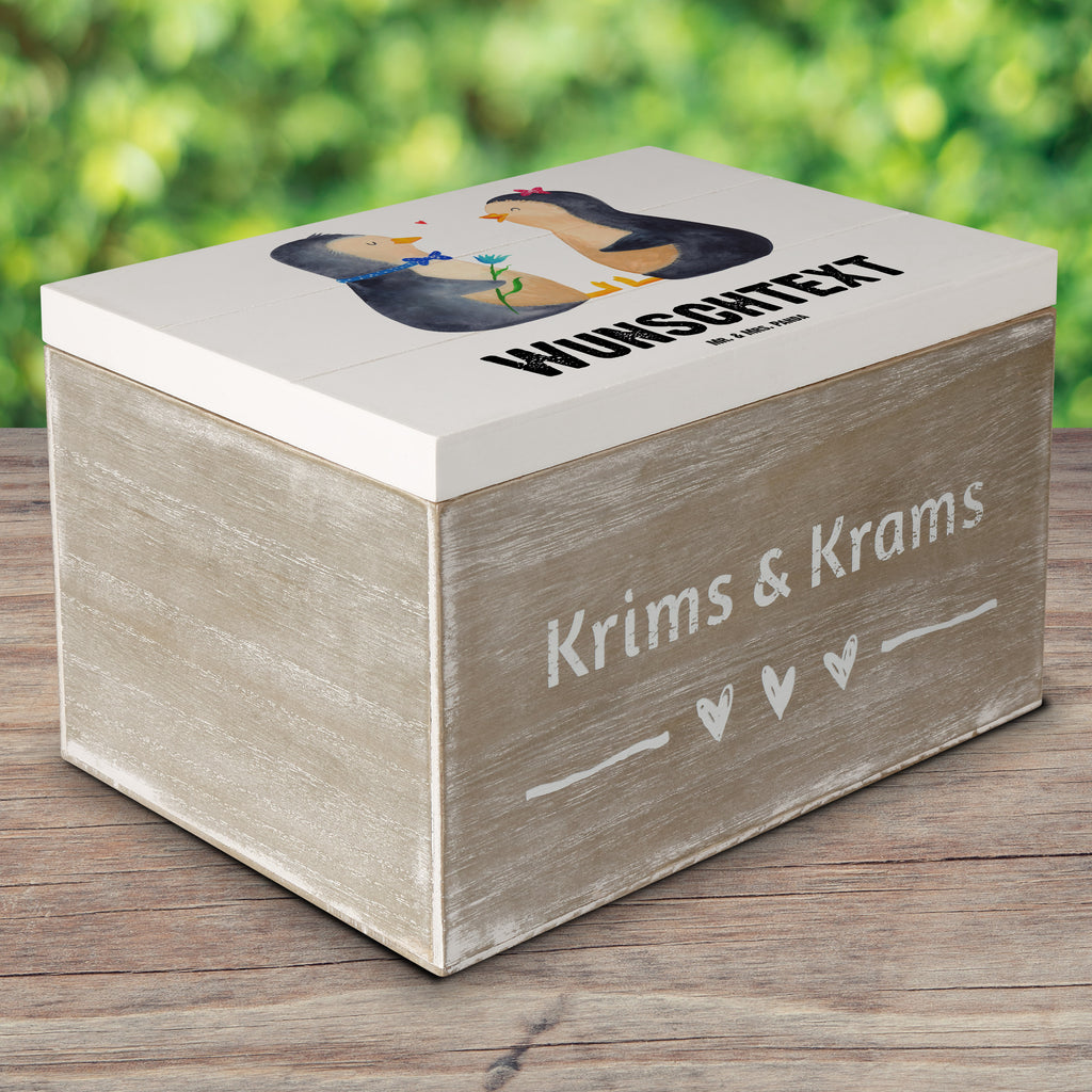Personalisierte Holzkiste Pinguin Pärchen Holzkiste mit Namen, Kiste mit Namen, Schatzkiste mit Namen, Truhe mit Namen, Schatulle mit Namen, Erinnerungsbox mit Namen, Erinnerungskiste, mit Namen, Dekokiste mit Namen, Aufbewahrungsbox mit Namen, Holzkiste Personalisiert, Kiste Personalisiert, Schatzkiste Personalisiert, Truhe Personalisiert, Schatulle Personalisiert, Erinnerungsbox Personalisiert, Erinnerungskiste Personalisiert, Dekokiste Personalisiert, Aufbewahrungsbox Personalisiert, Pinguin, Pinguine, Liebe, Liebespaar, Liebesbeweis, Liebesgeschenk, Verlobung, Jahrestag, Hochzeitstag, Hochzeit, Hochzeitsgeschenk, große Liebe, Traumpaar