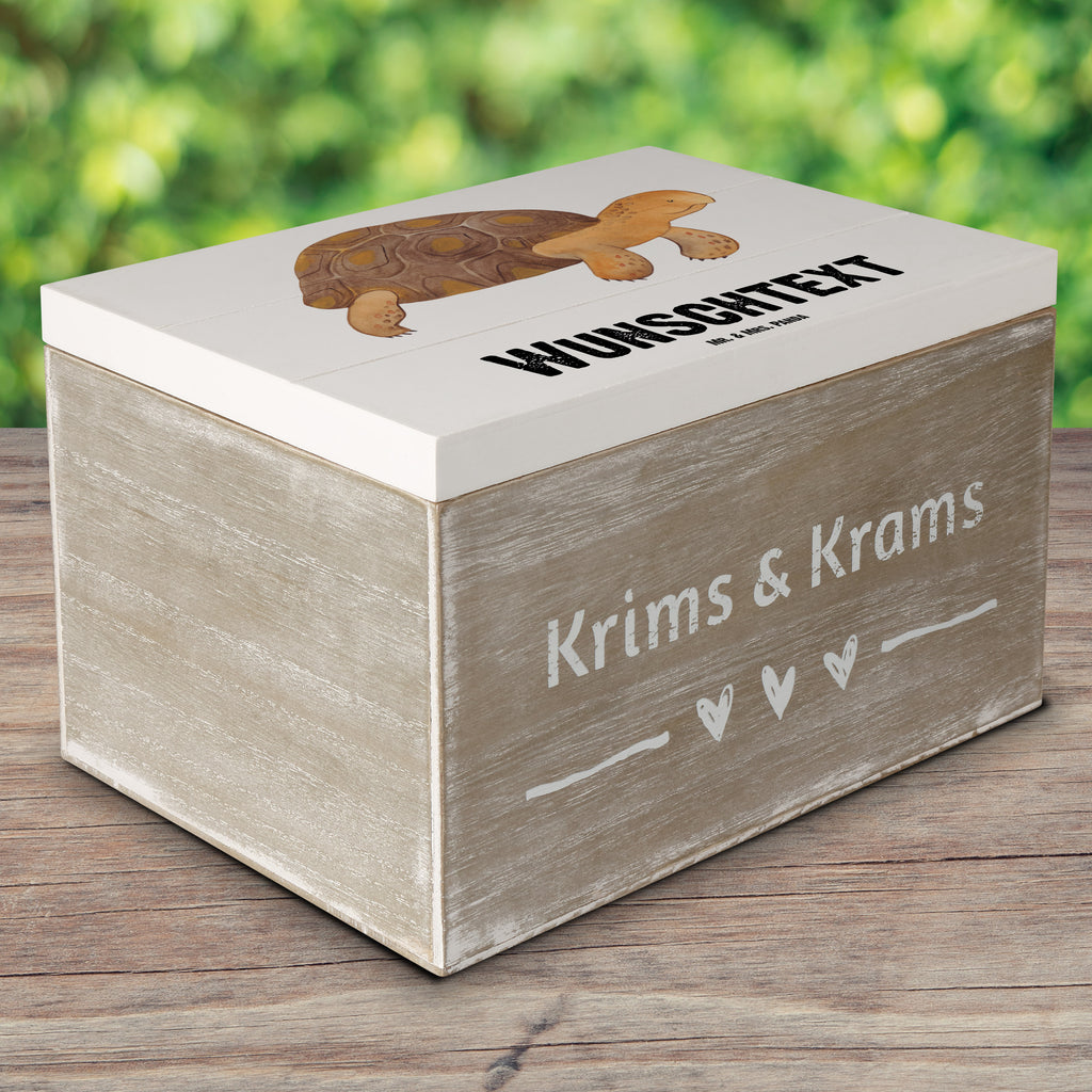 Personalisierte Holzkiste Schildkröte marschiert Holzkiste mit Namen, Kiste mit Namen, Schatzkiste mit Namen, Truhe mit Namen, Schatulle mit Namen, Erinnerungsbox mit Namen, Erinnerungskiste, mit Namen, Dekokiste mit Namen, Aufbewahrungsbox mit Namen, Holzkiste Personalisiert, Kiste Personalisiert, Schatzkiste Personalisiert, Truhe Personalisiert, Schatulle Personalisiert, Erinnerungsbox Personalisiert, Erinnerungskiste Personalisiert, Dekokiste Personalisiert, Aufbewahrungsbox Personalisiert, Meerestiere, Meer, Urlaub, Schildkröte, Schildkröten, get lost, Abenteuer, Reiselust, Inspiration, Neustart, Motivation, Lieblingsmensch