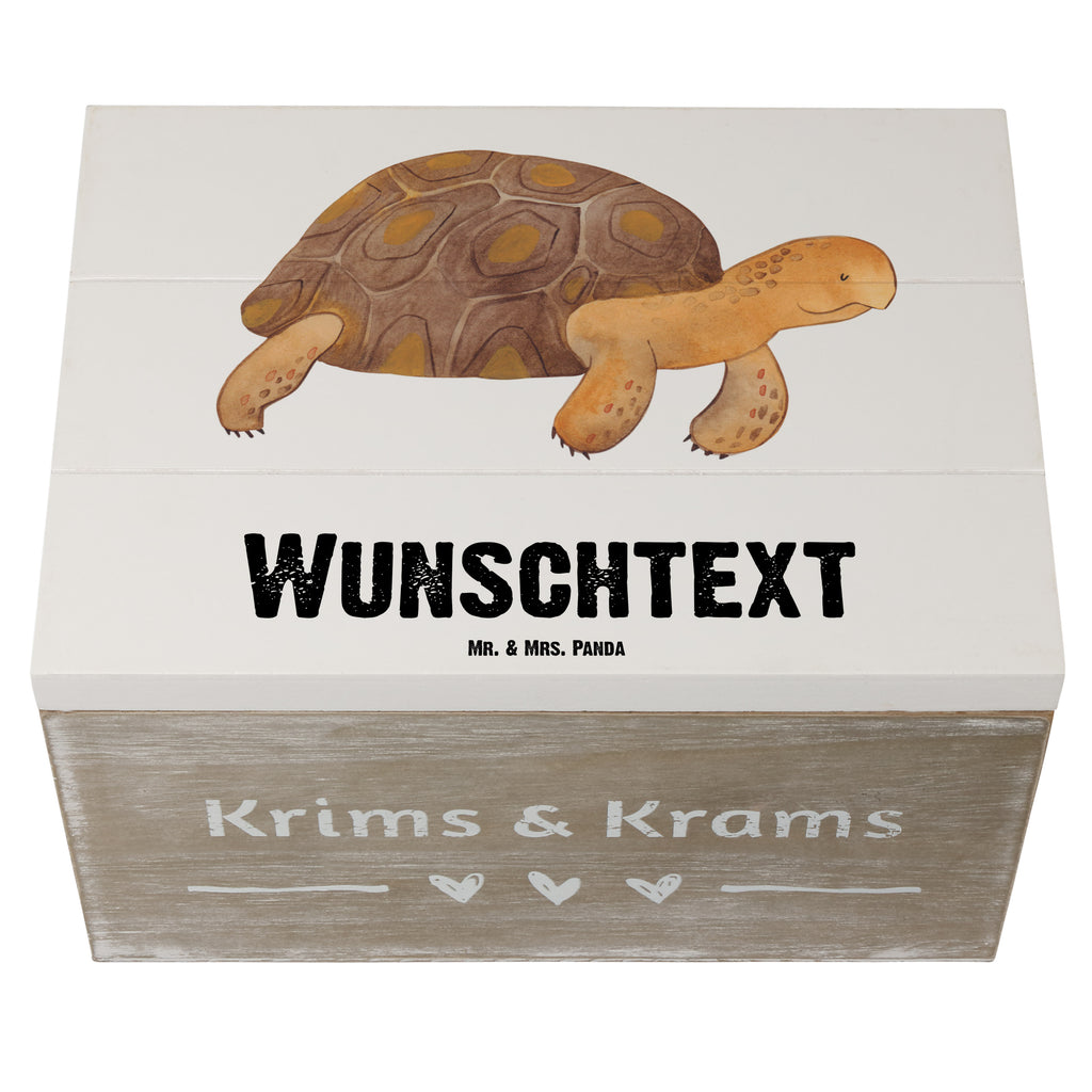 Personalisierte Holzkiste Schildkröte marschiert Holzkiste mit Namen, Kiste mit Namen, Schatzkiste mit Namen, Truhe mit Namen, Schatulle mit Namen, Erinnerungsbox mit Namen, Erinnerungskiste, mit Namen, Dekokiste mit Namen, Aufbewahrungsbox mit Namen, Holzkiste Personalisiert, Kiste Personalisiert, Schatzkiste Personalisiert, Truhe Personalisiert, Schatulle Personalisiert, Erinnerungsbox Personalisiert, Erinnerungskiste Personalisiert, Dekokiste Personalisiert, Aufbewahrungsbox Personalisiert, Meerestiere, Meer, Urlaub, Schildkröte, Schildkröten, get lost, Abenteuer, Reiselust, Inspiration, Neustart, Motivation, Lieblingsmensch
