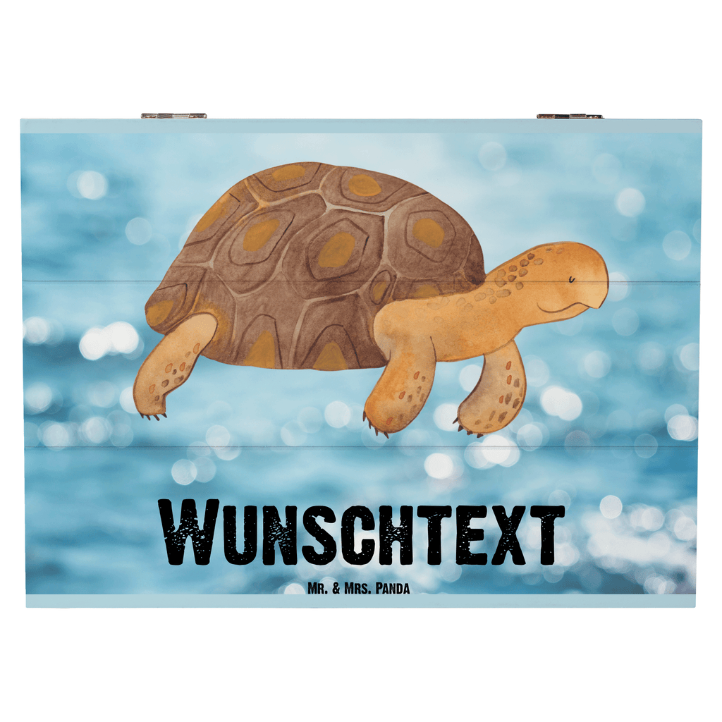 Personalisierte Holzkiste Schildkröte marschiert Holzkiste mit Namen, Kiste mit Namen, Schatzkiste mit Namen, Truhe mit Namen, Schatulle mit Namen, Erinnerungsbox mit Namen, Erinnerungskiste, mit Namen, Dekokiste mit Namen, Aufbewahrungsbox mit Namen, Holzkiste Personalisiert, Kiste Personalisiert, Schatzkiste Personalisiert, Truhe Personalisiert, Schatulle Personalisiert, Erinnerungsbox Personalisiert, Erinnerungskiste Personalisiert, Dekokiste Personalisiert, Aufbewahrungsbox Personalisiert, Meerestiere, Meer, Urlaub, Schildkröte, Schildkröten, get lost, Abenteuer, Reiselust, Inspiration, Neustart, Motivation, Lieblingsmensch