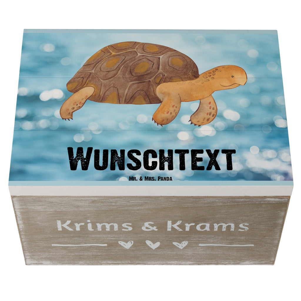 Personalisierte Holzkiste Schildkröte marschiert Holzkiste mit Namen, Kiste mit Namen, Schatzkiste mit Namen, Truhe mit Namen, Schatulle mit Namen, Erinnerungsbox mit Namen, Erinnerungskiste, mit Namen, Dekokiste mit Namen, Aufbewahrungsbox mit Namen, Holzkiste Personalisiert, Kiste Personalisiert, Schatzkiste Personalisiert, Truhe Personalisiert, Schatulle Personalisiert, Erinnerungsbox Personalisiert, Erinnerungskiste Personalisiert, Dekokiste Personalisiert, Aufbewahrungsbox Personalisiert, Meerestiere, Meer, Urlaub, Schildkröte, Schildkröten, get lost, Abenteuer, Reiselust, Inspiration, Neustart, Motivation, Lieblingsmensch