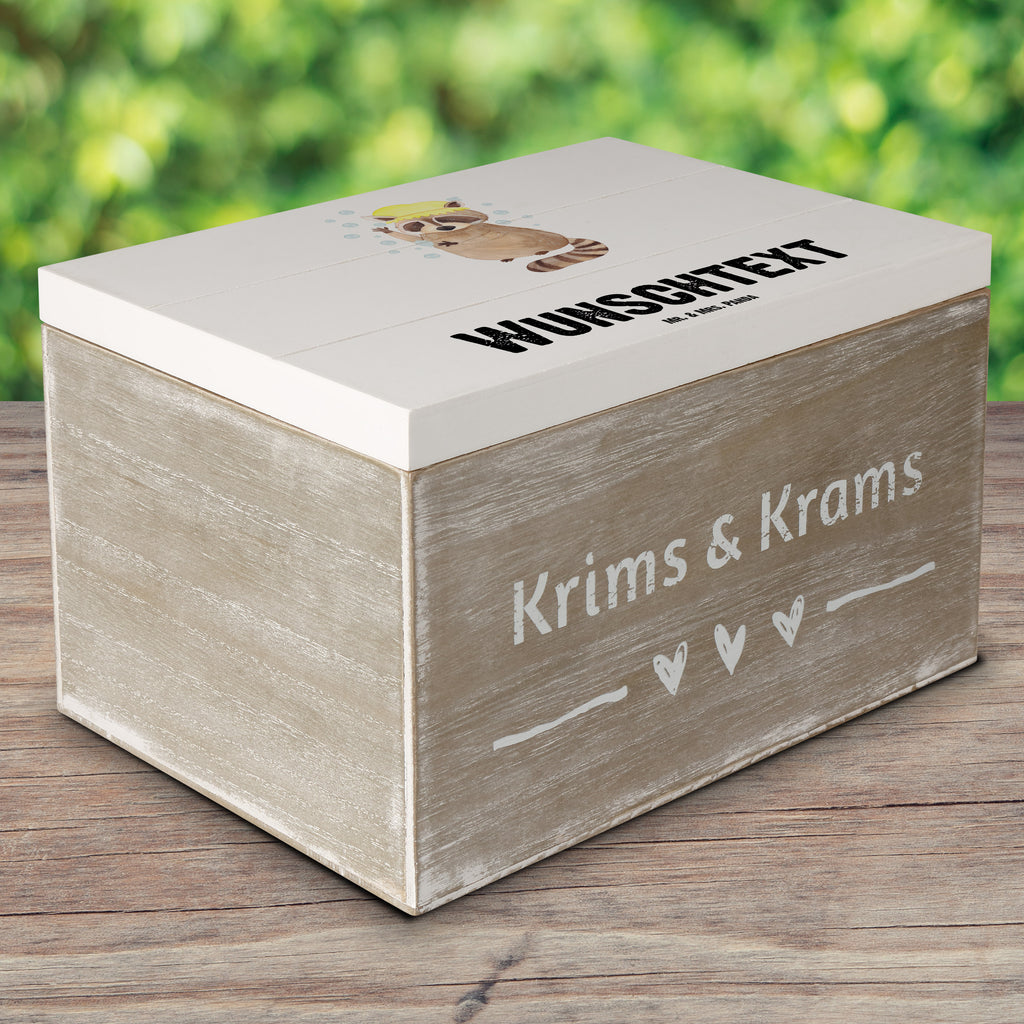 Personalisierte Holzkiste Waschbär Holzkiste mit Namen, Kiste mit Namen, Schatzkiste mit Namen, Truhe mit Namen, Schatulle mit Namen, Erinnerungsbox mit Namen, Erinnerungskiste, mit Namen, Dekokiste mit Namen, Aufbewahrungsbox mit Namen, Holzkiste Personalisiert, Kiste Personalisiert, Schatzkiste Personalisiert, Truhe Personalisiert, Schatulle Personalisiert, Erinnerungsbox Personalisiert, Erinnerungskiste Personalisiert, Dekokiste Personalisiert, Aufbewahrungsbox Personalisiert, süße Tiermotive, gute Laune, lustige Sprüche, Tiere, Waschbär, Tagträumen, Plan, Fröhlich, waschen, Seifenblasen