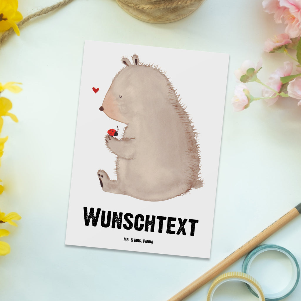 Personalisierte Postkarte Bär mit Marienkäfer Postkarte mit Namen, Postkarte bedrucken, Postkarte mit Wunschtext, Postkarte personalisierbar, Geschenkkarte mit Namen, Grußkarte mit Namen, Karte mit Namen, Einladung mit Namen, Ansichtskarte mit Namen, Geschenkkarte mit Wunschtext, Grußkarte mit Wunschtext, Karte mit Wunschtext, Einladung mit Wunschtext, Ansichtskarte mit Wunschtext, Bär, Teddy, Teddybär, Marienkäfer, Liebe, Freiheit, Motivation, Das Leben ist schön