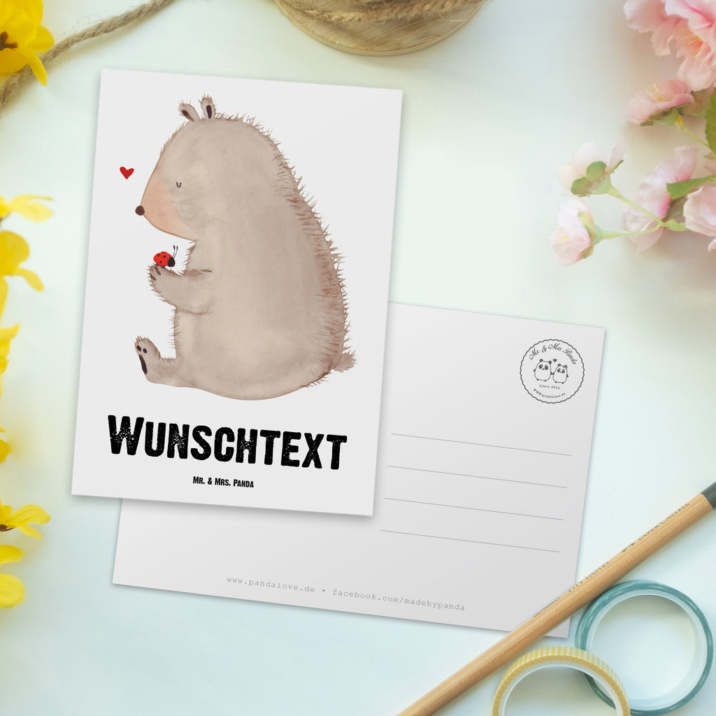 Personalisierte Postkarte Bär mit Marienkäfer Postkarte mit Namen, Postkarte bedrucken, Postkarte mit Wunschtext, Postkarte personalisierbar, Geschenkkarte mit Namen, Grußkarte mit Namen, Karte mit Namen, Einladung mit Namen, Ansichtskarte mit Namen, Geschenkkarte mit Wunschtext, Grußkarte mit Wunschtext, Karte mit Wunschtext, Einladung mit Wunschtext, Ansichtskarte mit Wunschtext, Bär, Teddy, Teddybär, Marienkäfer, Liebe, Freiheit, Motivation, Das Leben ist schön
