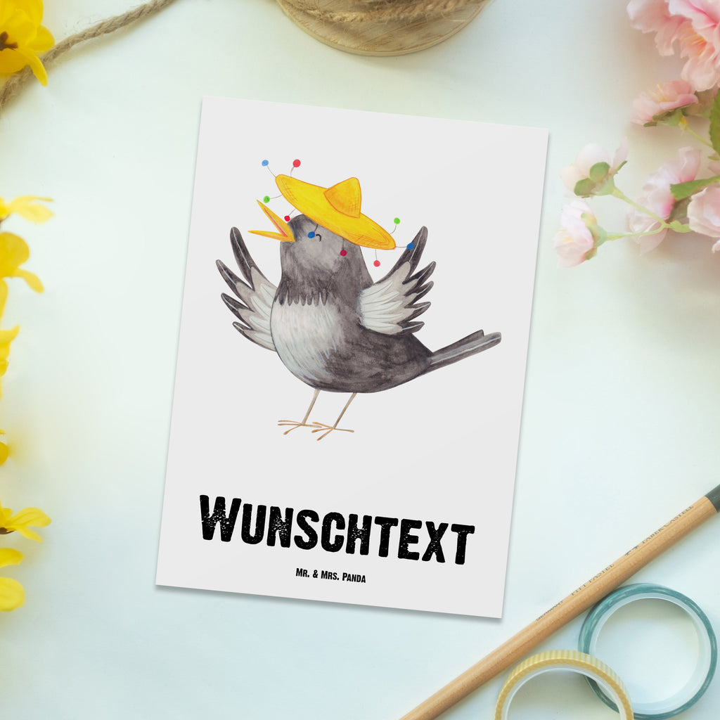 Personalisierte Postkarte Rabe mit Sombrero Postkarte mit Namen, Postkarte bedrucken, Postkarte mit Wunschtext, Postkarte personalisierbar, Geschenkkarte mit Namen, Grußkarte mit Namen, Karte mit Namen, Einladung mit Namen, Ansichtskarte mit Namen, Geschenkkarte mit Wunschtext, Grußkarte mit Wunschtext, Karte mit Wunschtext, Einladung mit Wunschtext, Ansichtskarte mit Wunschtext, süße Tiermotive, gute Laune, lustige Sprüche, Tiere, Rabe, Vogel, Vögel, Spruch positiv, fröhlich sein, glücklich sein, Glück Spruch, froh, Elster, Motivation