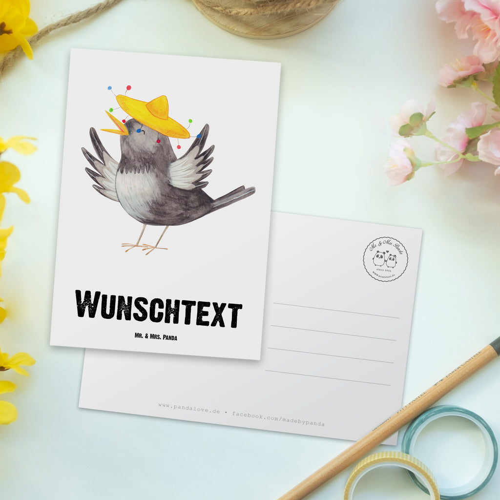 Personalisierte Postkarte Rabe mit Sombrero Postkarte mit Namen, Postkarte bedrucken, Postkarte mit Wunschtext, Postkarte personalisierbar, Geschenkkarte mit Namen, Grußkarte mit Namen, Karte mit Namen, Einladung mit Namen, Ansichtskarte mit Namen, Geschenkkarte mit Wunschtext, Grußkarte mit Wunschtext, Karte mit Wunschtext, Einladung mit Wunschtext, Ansichtskarte mit Wunschtext, süße Tiermotive, gute Laune, lustige Sprüche, Tiere, Rabe, Vogel, Vögel, Spruch positiv, fröhlich sein, glücklich sein, Glück Spruch, froh, Elster, Motivation