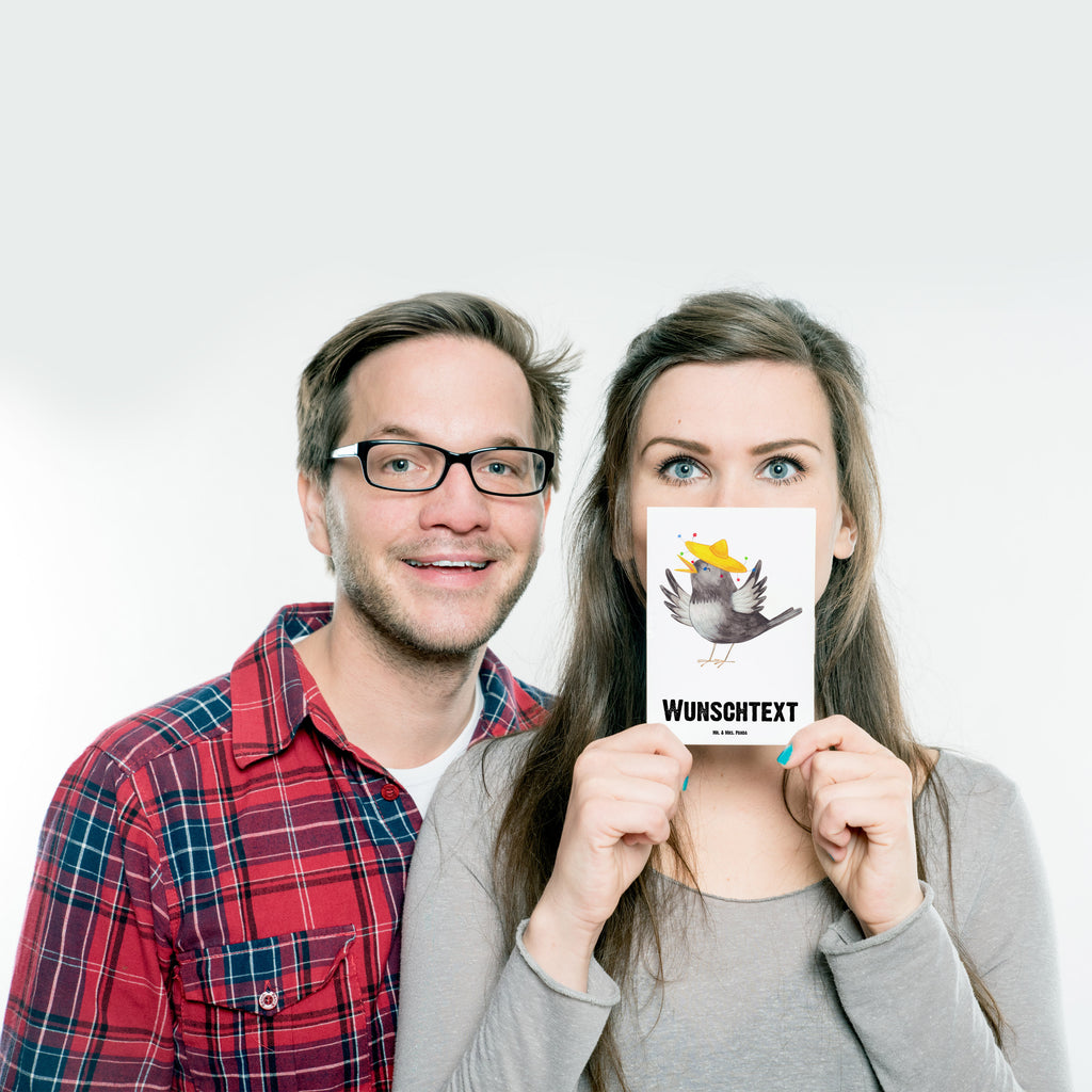 Personalisierte Postkarte Rabe mit Sombrero Postkarte mit Namen, Postkarte bedrucken, Postkarte mit Wunschtext, Postkarte personalisierbar, Geschenkkarte mit Namen, Grußkarte mit Namen, Karte mit Namen, Einladung mit Namen, Ansichtskarte mit Namen, Geschenkkarte mit Wunschtext, Grußkarte mit Wunschtext, Karte mit Wunschtext, Einladung mit Wunschtext, Ansichtskarte mit Wunschtext, süße Tiermotive, gute Laune, lustige Sprüche, Tiere, Rabe, Vogel, Vögel, Spruch positiv, fröhlich sein, glücklich sein, Glück Spruch, froh, Elster, Motivation