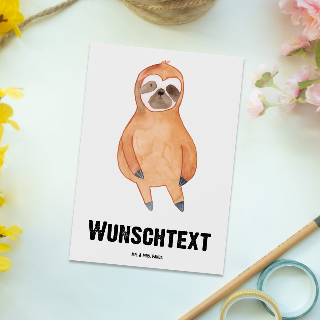 Personalisierte Postkarte Faultier Zufrieden Postkarte mit Namen, Postkarte bedrucken, Postkarte mit Wunschtext, Postkarte personalisierbar, Geschenkkarte mit Namen, Grußkarte mit Namen, Karte mit Namen, Einladung mit Namen, Ansichtskarte mit Namen, Geschenkkarte mit Wunschtext, Grußkarte mit Wunschtext, Karte mit Wunschtext, Einladung mit Wunschtext, Ansichtskarte mit Wunschtext, Faultier, Faultier Geschenk, Faultier Deko, Faultiere, faul, Lieblingstier, Pause, relaxen, Glück, glücklich, zufrieden, happy, Zufriedenheit, Gelassenheit, Ruhe, Frieden