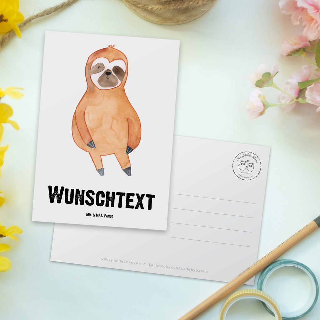 Personalisierte Postkarte Faultier Zufrieden Postkarte mit Namen, Postkarte bedrucken, Postkarte mit Wunschtext, Postkarte personalisierbar, Geschenkkarte mit Namen, Grußkarte mit Namen, Karte mit Namen, Einladung mit Namen, Ansichtskarte mit Namen, Geschenkkarte mit Wunschtext, Grußkarte mit Wunschtext, Karte mit Wunschtext, Einladung mit Wunschtext, Ansichtskarte mit Wunschtext, Faultier, Faultier Geschenk, Faultier Deko, Faultiere, faul, Lieblingstier, Pause, relaxen, Glück, glücklich, zufrieden, happy, Zufriedenheit, Gelassenheit, Ruhe, Frieden