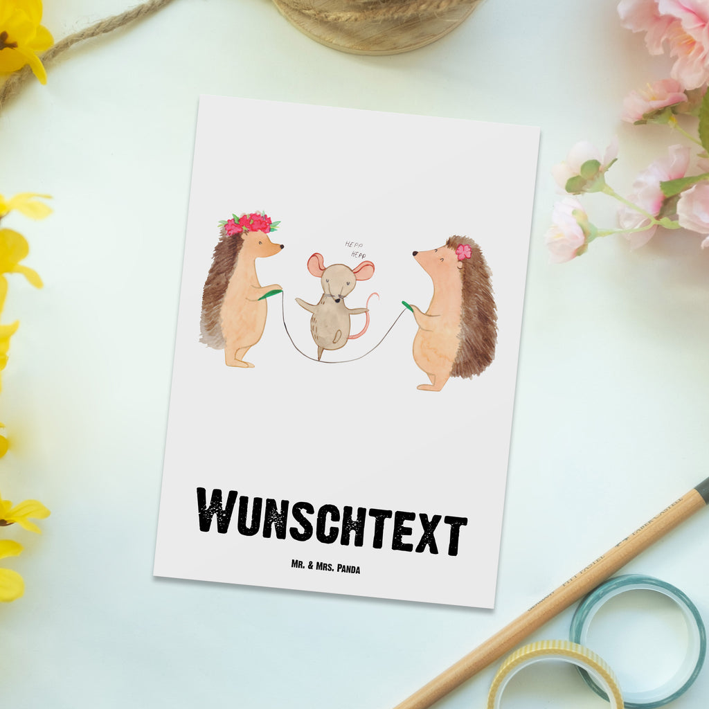 Personalisierte Postkarte Igel Seilhüpfen Postkarte mit Namen, Postkarte bedrucken, Postkarte mit Wunschtext, Postkarte personalisierbar, Geschenkkarte mit Namen, Grußkarte mit Namen, Karte mit Namen, Einladung mit Namen, Ansichtskarte mit Namen, Geschenkkarte mit Wunschtext, Grußkarte mit Wunschtext, Karte mit Wunschtext, Einladung mit Wunschtext, Ansichtskarte mit Wunschtext, süße Tiermotive, gute Laune, lustige Sprüche, Tiere, Igel, Maus, Seilspringen, Seilhüpfen, Kinder, Kindergarten