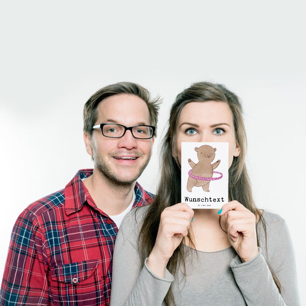 Personalisierte Postkarte Bär Hula Hoop Medizin Postkarte mit Namen, Postkarte bedrucken, Postkarte mit Wunschtext, Postkarte personalisierbar, Geschenkkarte mit Namen, Grußkarte mit Namen, Karte mit Namen, Einladung mit Namen, Ansichtskarte mit Namen, Geschenkkarte mit Wunschtext, Grußkarte mit Wunschtext, Karte mit Wunschtext, Einladung mit Wunschtext, Ansichtskarte mit Wunschtext, Geschenk, Sport, Sportart, Hobby, Schenken, Danke, Dankeschön, Auszeichnung, Gewinn, Sportler, Hula Hoop, Fitness, Training
