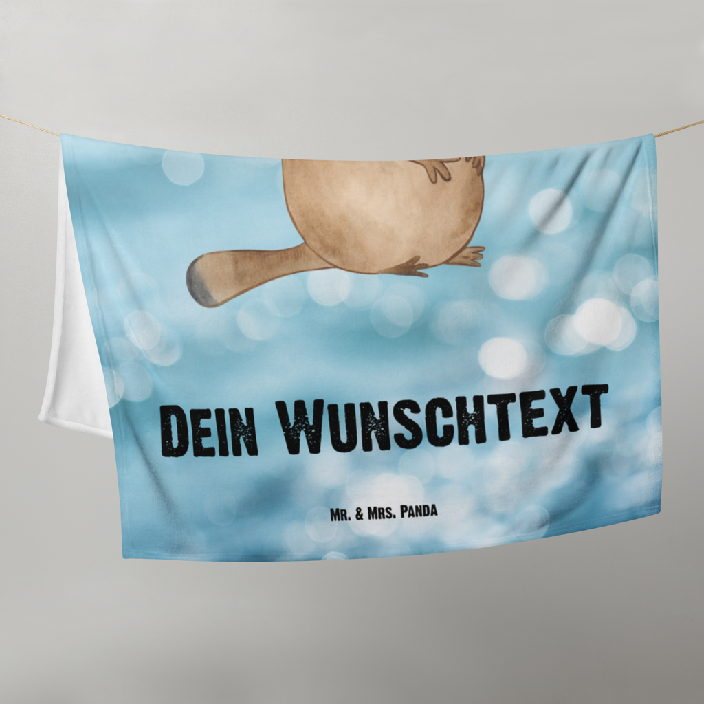 Babydecke mit Namen Schnabeltier mutig Babdyecke personalisiert, Babydecke mit Namen, Babydecke bedrucken, Babygeschenk personalisiet, Babygeschenk mit Namen, Krabbeldecke mit Namen, Krabbeldecke personalisiert, Meerestiere, Meer, Urlaub, Schnabeltier, Mut, mutig, Lebensweisheit, Schnabeltiere, Motivation, Training, Büro, Arbeit, Neuanfang, Neustart, Weltreise, Raodtrip