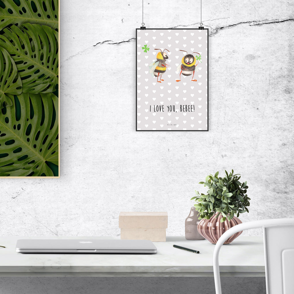 Poster Bienen Paar Valentinstag, Geschenk für Frauen, Liebesgeschenk, Jahrestag, Hochzeitstag, Mitbringsel, Geschenk für Freundin, Geschenk für Partner, Freund, Liebesbeweis, für Männer, für Ehemann, Schildkröten, verliebte Schildkröten Poster, Wandposter, Bild, Wanddeko, Küchenposter, Kinderposter, Wanddeko Bild, Raumdekoration, Wanddekoration, Handgemaltes Poster, Mr. & Mrs. Panda Poster, Designposter, Kunstdruck, Posterdruck  Liebe,  Partner, Freund, Freundin, Ehemann, Ehefrau, Heiraten, Verlobung, Heiratsantrag, Liebesgeschenk, Jahrestag, Hocheitstag