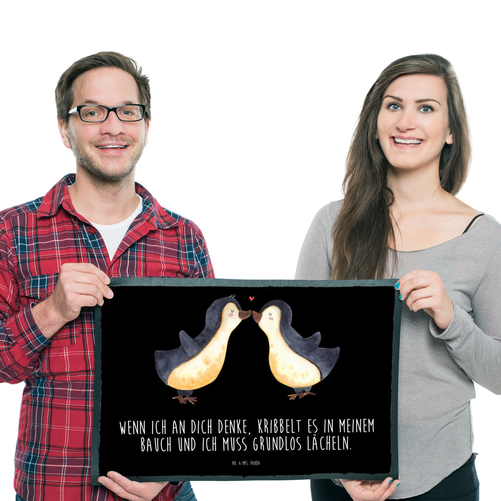 Fußmatte Pinguine Kuss Türvorleger, Schmutzmatte, Fußabtreter, Matte, Schmutzfänger, Fußabstreifer, Schmutzfangmatte, Türmatte, Motivfußmatte, Haustürmatte, Vorleger, Liebe, Partner, Freund, Freundin, Ehemann, Ehefrau, Heiraten, Verlobung, Heiratsantrag, Liebesgeschenk, Jahrestag, Hocheitstag, Valentinstag, Geschenk für Frauen, Hochzeitstag, Mitbringsel, Geschenk für Freundin, Geschenk für Partner, Liebesbeweis, für Männer, für Ehemann