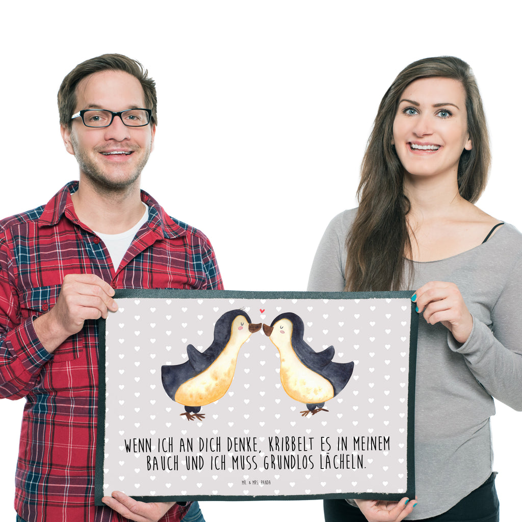 Fußmatte Pinguine Kuss Türvorleger, Schmutzmatte, Fußabtreter, Matte, Schmutzfänger, Fußabstreifer, Schmutzfangmatte, Türmatte, Motivfußmatte, Haustürmatte, Vorleger, Liebe, Partner, Freund, Freundin, Ehemann, Ehefrau, Heiraten, Verlobung, Heiratsantrag, Liebesgeschenk, Jahrestag, Hocheitstag, Valentinstag, Geschenk für Frauen, Hochzeitstag, Mitbringsel, Geschenk für Freundin, Geschenk für Partner, Liebesbeweis, für Männer, für Ehemann