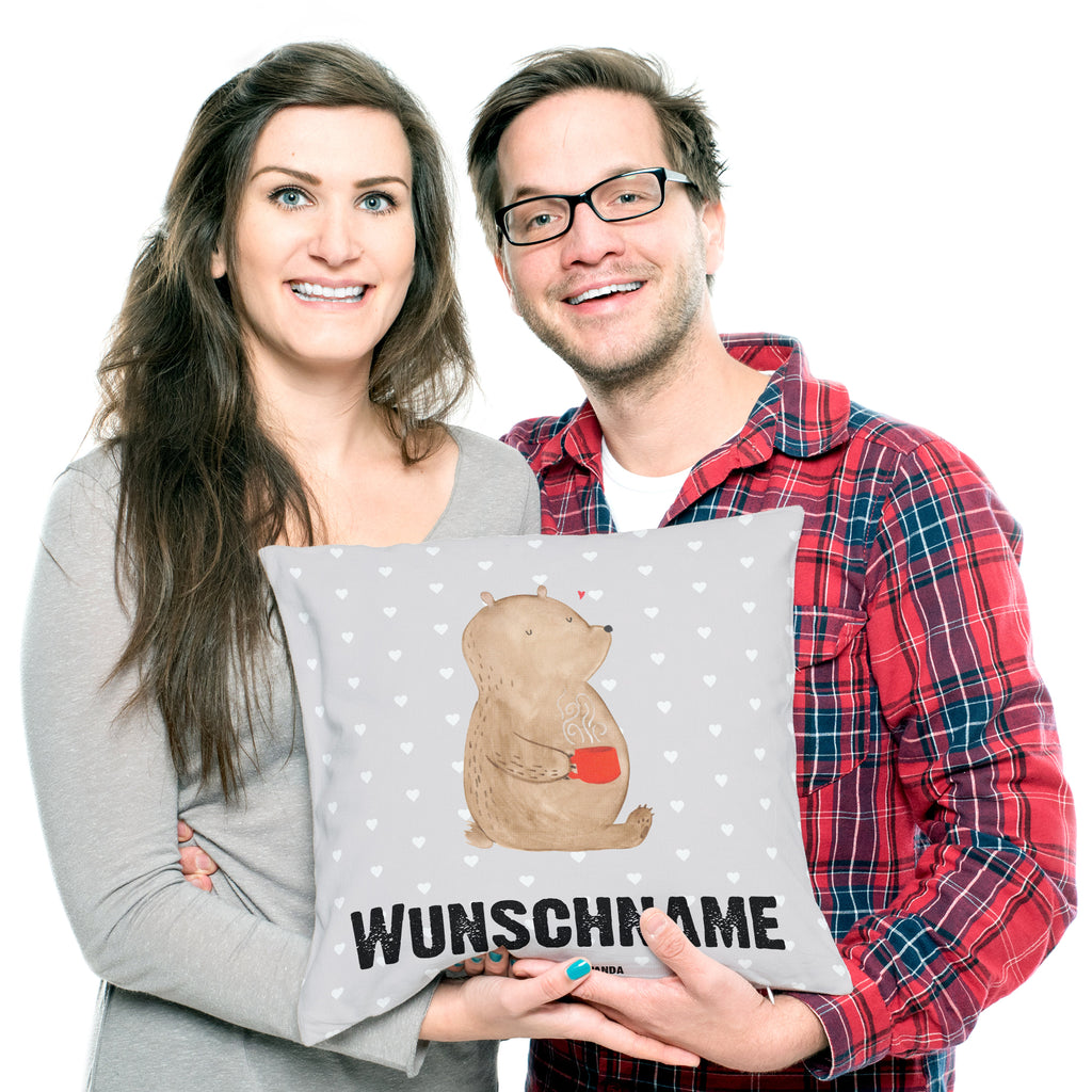 Personalisiertes Kissen Bär Morgenkaffee Kissen, personalisiert, Name, Wunschname, bedrucken, Kopfkissen, Liebe, Partner, Freund, Freundin, Ehemann, Ehefrau, Heiraten, Verlobung, Heiratsantrag, Liebesgeschenk, Jahrestag, Hocheitstag, Valentinstag, Geschenk für Frauen, Hochzeitstag, Mitbringsel, Geschenk für Freundin, Geschenk für Partner, Liebesbeweis, für Männer, für Ehemann