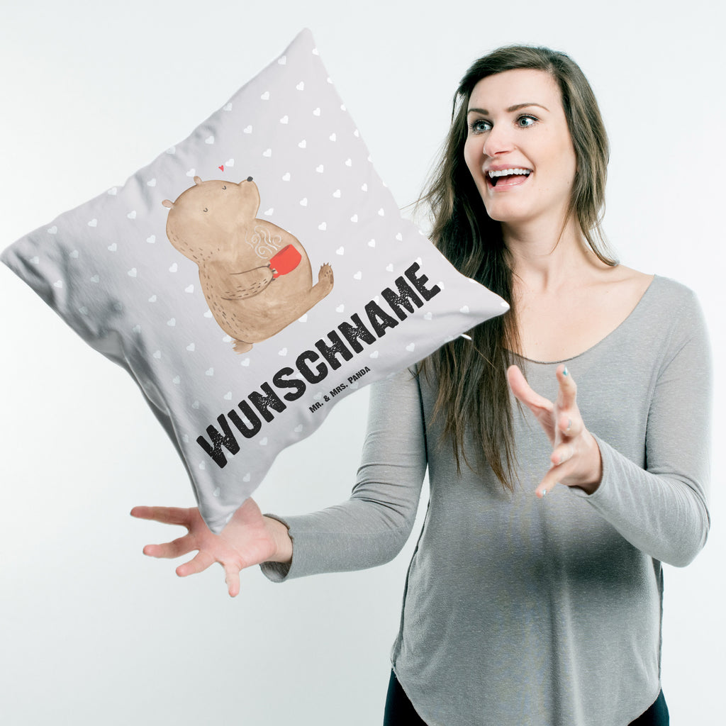 Personalisiertes Kissen Bär Morgenkaffee Kissen, personalisiert, Name, Wunschname, bedrucken, Kopfkissen, Liebe, Partner, Freund, Freundin, Ehemann, Ehefrau, Heiraten, Verlobung, Heiratsantrag, Liebesgeschenk, Jahrestag, Hocheitstag, Valentinstag, Geschenk für Frauen, Hochzeitstag, Mitbringsel, Geschenk für Freundin, Geschenk für Partner, Liebesbeweis, für Männer, für Ehemann