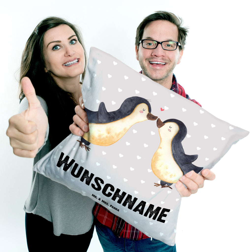 Personalisiertes Kissen Pinguine Kuss Kissen, personalisiert, Name, Wunschname, bedrucken, Kopfkissen, Liebe, Partner, Freund, Freundin, Ehemann, Ehefrau, Heiraten, Verlobung, Heiratsantrag, Liebesgeschenk, Jahrestag, Hocheitstag, Valentinstag, Geschenk für Frauen, Hochzeitstag, Mitbringsel, Geschenk für Freundin, Geschenk für Partner, Liebesbeweis, für Männer, für Ehemann