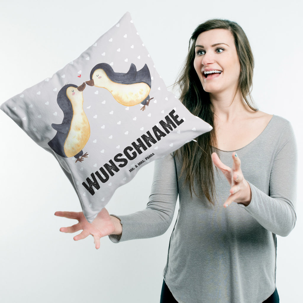 Personalisiertes Kissen Pinguine Kuss Kissen, personalisiert, Name, Wunschname, bedrucken, Kopfkissen, Liebe, Partner, Freund, Freundin, Ehemann, Ehefrau, Heiraten, Verlobung, Heiratsantrag, Liebesgeschenk, Jahrestag, Hocheitstag, Valentinstag, Geschenk für Frauen, Hochzeitstag, Mitbringsel, Geschenk für Freundin, Geschenk für Partner, Liebesbeweis, für Männer, für Ehemann