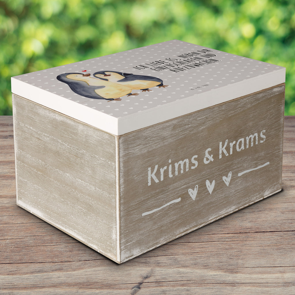 Holzkiste Pinguine Einschlafen Holzkiste, Kiste, Schatzkiste, Truhe, Schatulle, XXL, Erinnerungsbox, Erinnerungskiste, Dekokiste, Aufbewahrungsbox, Liebe, Partner, Freund, Freundin, Ehemann, Ehefrau, Heiraten, Verlobung, Heiratsantrag, Liebesgeschenk, Jahrestag, Hocheitstag, Valentinstag, Geschenk für Frauen, Hochzeitstag, Mitbringsel, Geschenk für Freundin, Geschenk für Partner, Liebesbeweis, für Männer, für Ehemann