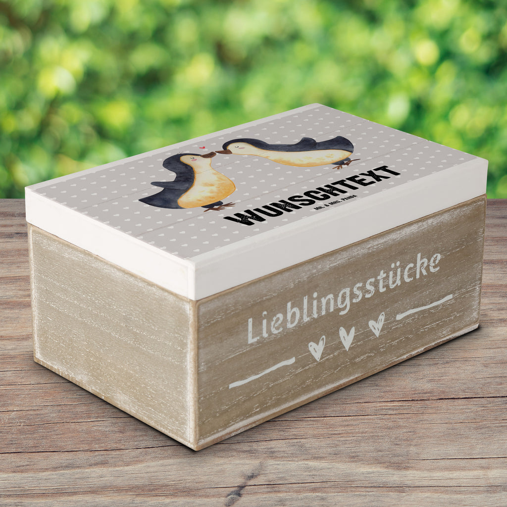 Personalisierte Holzkiste Pinguine Kuss Holzkiste mit Namen, Kiste mit Namen, Schatzkiste mit Namen, Truhe mit Namen, Schatulle mit Namen, Erinnerungsbox mit Namen, Erinnerungskiste, mit Namen, Dekokiste mit Namen, Aufbewahrungsbox mit Namen, Holzkiste Personalisiert, Kiste Personalisiert, Schatzkiste Personalisiert, Truhe Personalisiert, Schatulle Personalisiert, Erinnerungsbox Personalisiert, Erinnerungskiste Personalisiert, Dekokiste Personalisiert, Aufbewahrungsbox Personalisiert, Liebe, Partner, Freund, Freundin, Ehemann, Ehefrau, Heiraten, Verlobung, Heiratsantrag, Liebesgeschenk, Jahrestag, Hocheitstag, Valentinstag, Geschenk für Frauen, Hochzeitstag, Mitbringsel, Geschenk für Freundin, Geschenk für Partner, Liebesbeweis, für Männer, für Ehemann