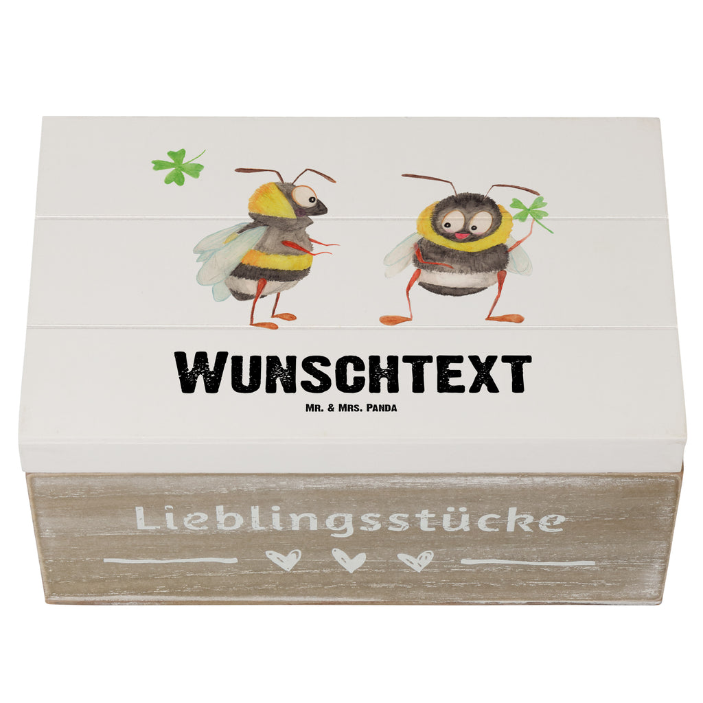 Personalisierte Holzkiste Bienen Paar Holzkiste mit Namen, Kiste mit Namen, Schatzkiste mit Namen, Truhe mit Namen, Schatulle mit Namen, Erinnerungsbox mit Namen, Erinnerungskiste, mit Namen, Dekokiste mit Namen, Aufbewahrungsbox mit Namen, Holzkiste Personalisiert, Kiste Personalisiert, Schatzkiste Personalisiert, Truhe Personalisiert, Schatulle Personalisiert, Erinnerungsbox Personalisiert, Erinnerungskiste Personalisiert, Dekokiste Personalisiert, Aufbewahrungsbox Personalisiert, Liebe, Partner, Freund, Freundin, Ehemann, Ehefrau, Heiraten, Verlobung, Heiratsantrag, Liebesgeschenk, Jahrestag, Hocheitstag, Valentinstag, Geschenk für Frauen, Hochzeitstag, Mitbringsel, Geschenk für Freundin, Geschenk für Partner, Liebesbeweis, für Männer, für Ehemann, Schildkröten, verliebte Schildkröten