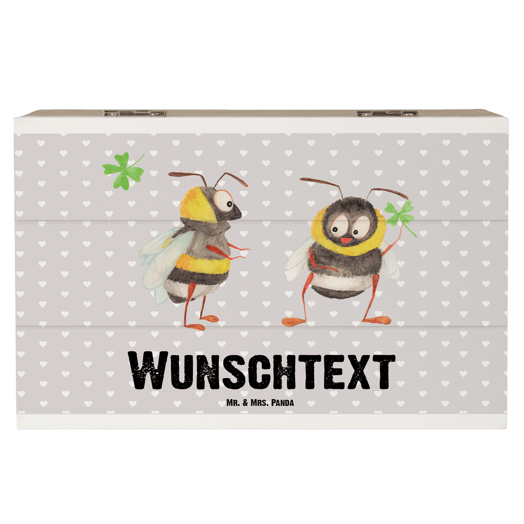 Personalisierte Holzkiste Bienen Paar Holzkiste mit Namen, Kiste mit Namen, Schatzkiste mit Namen, Truhe mit Namen, Schatulle mit Namen, Erinnerungsbox mit Namen, Erinnerungskiste, mit Namen, Dekokiste mit Namen, Aufbewahrungsbox mit Namen, Holzkiste Personalisiert, Kiste Personalisiert, Schatzkiste Personalisiert, Truhe Personalisiert, Schatulle Personalisiert, Erinnerungsbox Personalisiert, Erinnerungskiste Personalisiert, Dekokiste Personalisiert, Aufbewahrungsbox Personalisiert, Liebe, Partner, Freund, Freundin, Ehemann, Ehefrau, Heiraten, Verlobung, Heiratsantrag, Liebesgeschenk, Jahrestag, Hocheitstag, Valentinstag, Geschenk für Frauen, Hochzeitstag, Mitbringsel, Geschenk für Freundin, Geschenk für Partner, Liebesbeweis, für Männer, für Ehemann, Schildkröten, verliebte Schildkröten