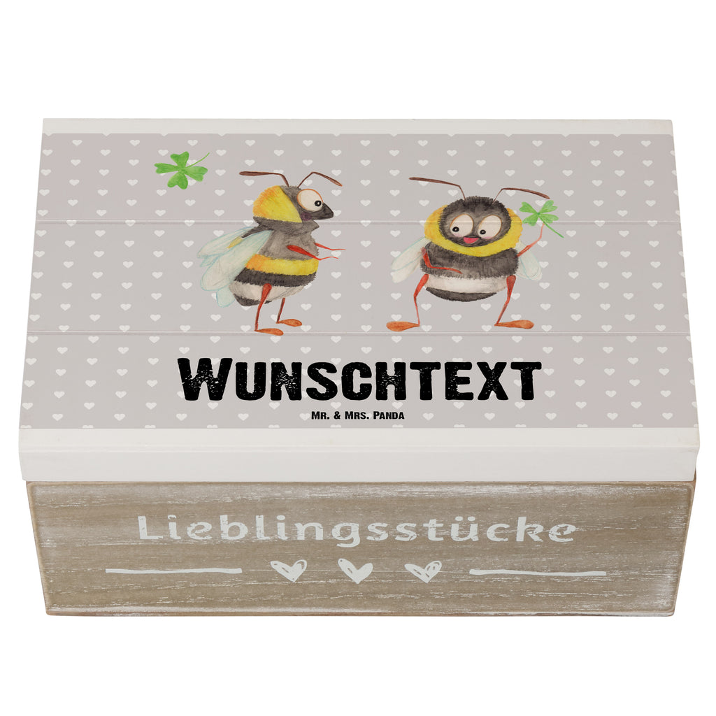 Personalisierte Holzkiste Bienen Paar Holzkiste mit Namen, Kiste mit Namen, Schatzkiste mit Namen, Truhe mit Namen, Schatulle mit Namen, Erinnerungsbox mit Namen, Erinnerungskiste, mit Namen, Dekokiste mit Namen, Aufbewahrungsbox mit Namen, Holzkiste Personalisiert, Kiste Personalisiert, Schatzkiste Personalisiert, Truhe Personalisiert, Schatulle Personalisiert, Erinnerungsbox Personalisiert, Erinnerungskiste Personalisiert, Dekokiste Personalisiert, Aufbewahrungsbox Personalisiert, Liebe, Partner, Freund, Freundin, Ehemann, Ehefrau, Heiraten, Verlobung, Heiratsantrag, Liebesgeschenk, Jahrestag, Hocheitstag, Valentinstag, Geschenk für Frauen, Hochzeitstag, Mitbringsel, Geschenk für Freundin, Geschenk für Partner, Liebesbeweis, für Männer, für Ehemann, Schildkröten, verliebte Schildkröten