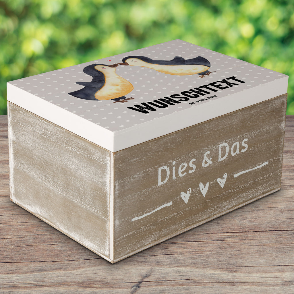 Personalisierte Holzkiste Pinguine Kuss Holzkiste mit Namen, Kiste mit Namen, Schatzkiste mit Namen, Truhe mit Namen, Schatulle mit Namen, Erinnerungsbox mit Namen, Erinnerungskiste, mit Namen, Dekokiste mit Namen, Aufbewahrungsbox mit Namen, Holzkiste Personalisiert, Kiste Personalisiert, Schatzkiste Personalisiert, Truhe Personalisiert, Schatulle Personalisiert, Erinnerungsbox Personalisiert, Erinnerungskiste Personalisiert, Dekokiste Personalisiert, Aufbewahrungsbox Personalisiert, Liebe, Partner, Freund, Freundin, Ehemann, Ehefrau, Heiraten, Verlobung, Heiratsantrag, Liebesgeschenk, Jahrestag, Hocheitstag, Valentinstag, Geschenk für Frauen, Hochzeitstag, Mitbringsel, Geschenk für Freundin, Geschenk für Partner, Liebesbeweis, für Männer, für Ehemann