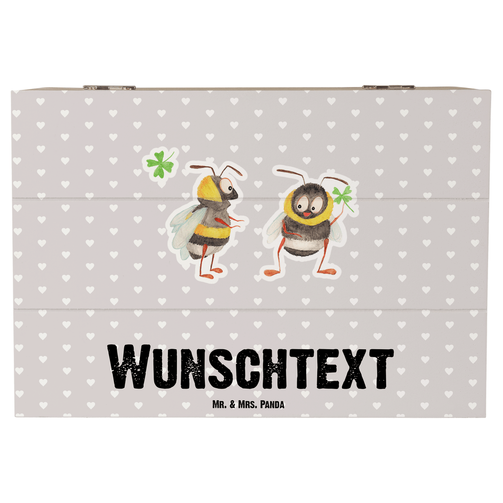 Personalisierte Holzkiste Bienen Paar Holzkiste mit Namen, Kiste mit Namen, Schatzkiste mit Namen, Truhe mit Namen, Schatulle mit Namen, Erinnerungsbox mit Namen, Erinnerungskiste, mit Namen, Dekokiste mit Namen, Aufbewahrungsbox mit Namen, Holzkiste Personalisiert, Kiste Personalisiert, Schatzkiste Personalisiert, Truhe Personalisiert, Schatulle Personalisiert, Erinnerungsbox Personalisiert, Erinnerungskiste Personalisiert, Dekokiste Personalisiert, Aufbewahrungsbox Personalisiert, Liebe, Partner, Freund, Freundin, Ehemann, Ehefrau, Heiraten, Verlobung, Heiratsantrag, Liebesgeschenk, Jahrestag, Hocheitstag, Valentinstag, Geschenk für Frauen, Hochzeitstag, Mitbringsel, Geschenk für Freundin, Geschenk für Partner, Liebesbeweis, für Männer, für Ehemann, Schildkröten, verliebte Schildkröten