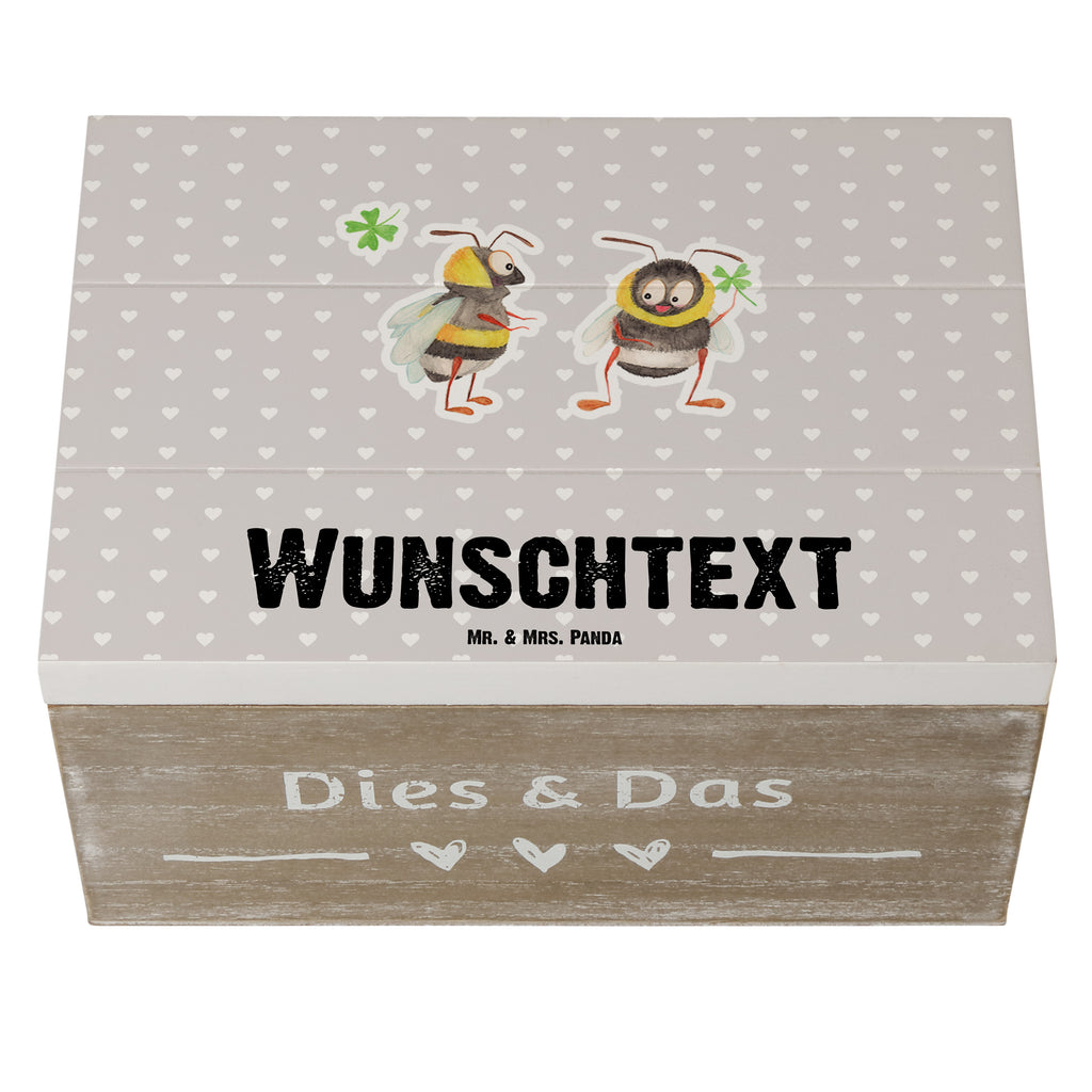 Personalisierte Holzkiste Bienen Paar Holzkiste mit Namen, Kiste mit Namen, Schatzkiste mit Namen, Truhe mit Namen, Schatulle mit Namen, Erinnerungsbox mit Namen, Erinnerungskiste, mit Namen, Dekokiste mit Namen, Aufbewahrungsbox mit Namen, Holzkiste Personalisiert, Kiste Personalisiert, Schatzkiste Personalisiert, Truhe Personalisiert, Schatulle Personalisiert, Erinnerungsbox Personalisiert, Erinnerungskiste Personalisiert, Dekokiste Personalisiert, Aufbewahrungsbox Personalisiert, Liebe, Partner, Freund, Freundin, Ehemann, Ehefrau, Heiraten, Verlobung, Heiratsantrag, Liebesgeschenk, Jahrestag, Hocheitstag, Valentinstag, Geschenk für Frauen, Hochzeitstag, Mitbringsel, Geschenk für Freundin, Geschenk für Partner, Liebesbeweis, für Männer, für Ehemann, Schildkröten, verliebte Schildkröten