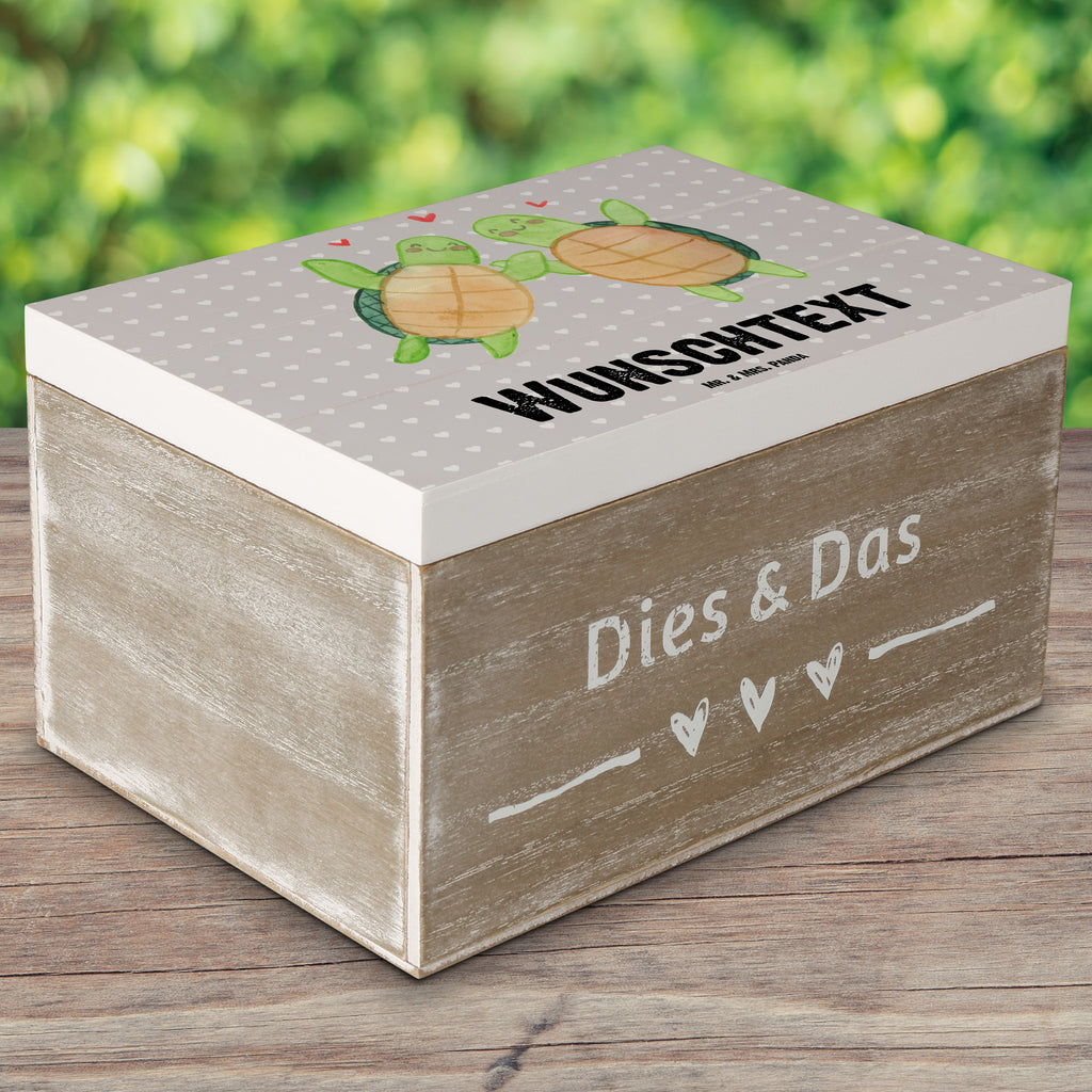 Personalisierte Holzkiste Schildkröten Paar Holzkiste mit Namen, Kiste mit Namen, Schatzkiste mit Namen, Truhe mit Namen, Schatulle mit Namen, Erinnerungsbox mit Namen, Erinnerungskiste, mit Namen, Dekokiste mit Namen, Aufbewahrungsbox mit Namen, Holzkiste Personalisiert, Kiste Personalisiert, Schatzkiste Personalisiert, Truhe Personalisiert, Schatulle Personalisiert, Erinnerungsbox Personalisiert, Erinnerungskiste Personalisiert, Dekokiste Personalisiert, Aufbewahrungsbox Personalisiert, Liebe, Partner, Freund, Freundin, Ehemann, Ehefrau, Heiraten, Verlobung, Heiratsantrag, Liebesgeschenk, Jahrestag, Hocheitstag, Valentinstag, Geschenk für Frauen, Hochzeitstag, Mitbringsel, Geschenk für Freundin, Geschenk für Partner, Liebesbeweis, für Männer, für Ehemann
