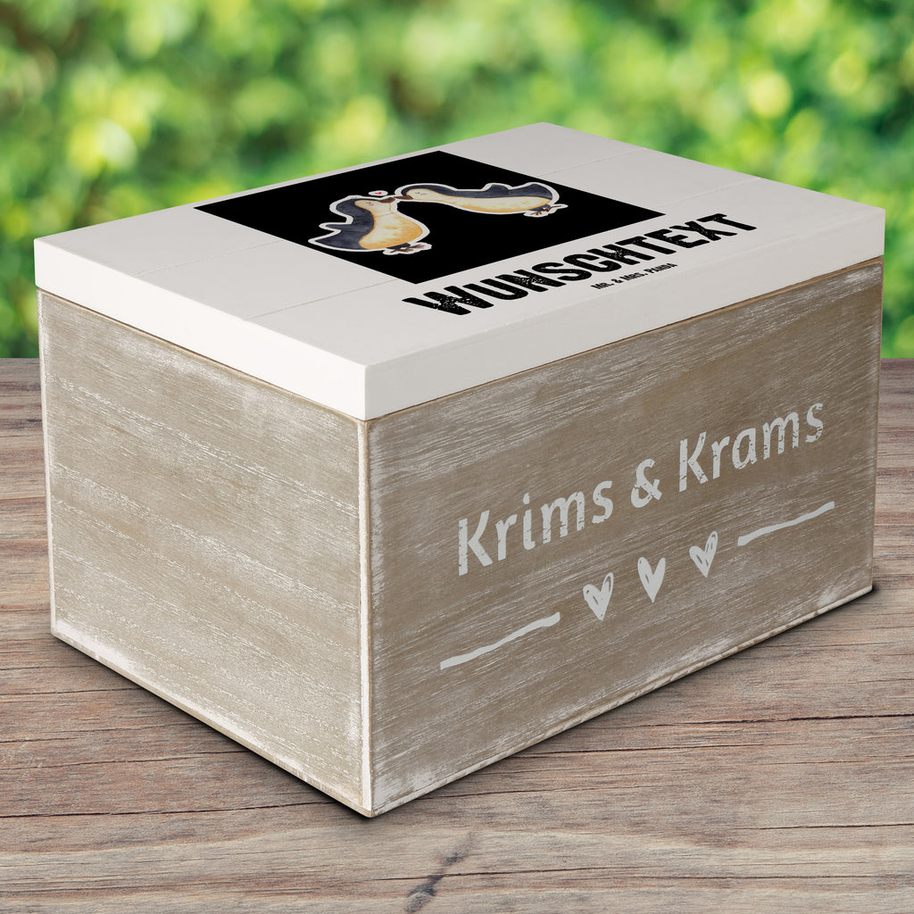 Personalisierte Holzkiste Pinguine Kuss Holzkiste mit Namen, Kiste mit Namen, Schatzkiste mit Namen, Truhe mit Namen, Schatulle mit Namen, Erinnerungsbox mit Namen, Erinnerungskiste, mit Namen, Dekokiste mit Namen, Aufbewahrungsbox mit Namen, Holzkiste Personalisiert, Kiste Personalisiert, Schatzkiste Personalisiert, Truhe Personalisiert, Schatulle Personalisiert, Erinnerungsbox Personalisiert, Erinnerungskiste Personalisiert, Dekokiste Personalisiert, Aufbewahrungsbox Personalisiert, Liebe, Partner, Freund, Freundin, Ehemann, Ehefrau, Heiraten, Verlobung, Heiratsantrag, Liebesgeschenk, Jahrestag, Hocheitstag, Valentinstag, Geschenk für Frauen, Hochzeitstag, Mitbringsel, Geschenk für Freundin, Geschenk für Partner, Liebesbeweis, für Männer, für Ehemann