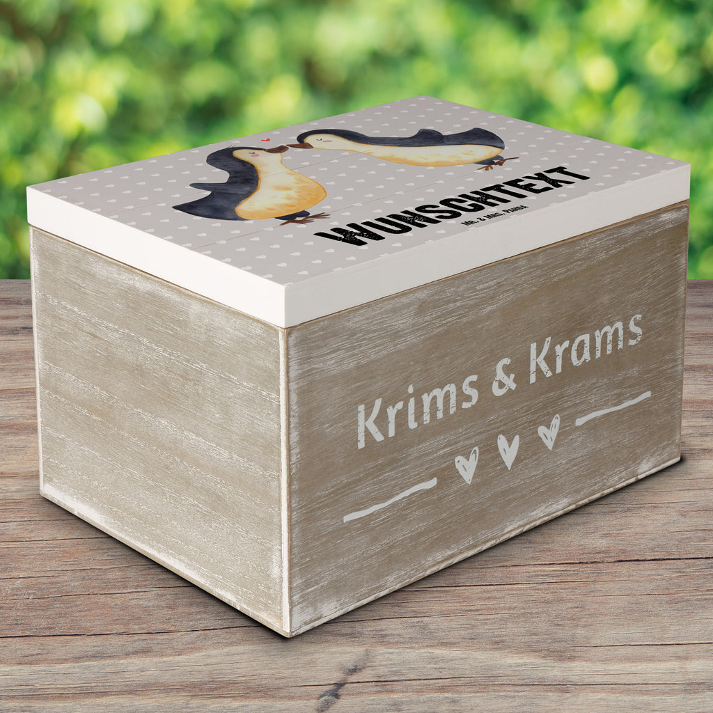 Personalisierte Holzkiste Pinguine Kuss Holzkiste mit Namen, Kiste mit Namen, Schatzkiste mit Namen, Truhe mit Namen, Schatulle mit Namen, Erinnerungsbox mit Namen, Erinnerungskiste, mit Namen, Dekokiste mit Namen, Aufbewahrungsbox mit Namen, Holzkiste Personalisiert, Kiste Personalisiert, Schatzkiste Personalisiert, Truhe Personalisiert, Schatulle Personalisiert, Erinnerungsbox Personalisiert, Erinnerungskiste Personalisiert, Dekokiste Personalisiert, Aufbewahrungsbox Personalisiert, Liebe, Partner, Freund, Freundin, Ehemann, Ehefrau, Heiraten, Verlobung, Heiratsantrag, Liebesgeschenk, Jahrestag, Hocheitstag, Valentinstag, Geschenk für Frauen, Hochzeitstag, Mitbringsel, Geschenk für Freundin, Geschenk für Partner, Liebesbeweis, für Männer, für Ehemann