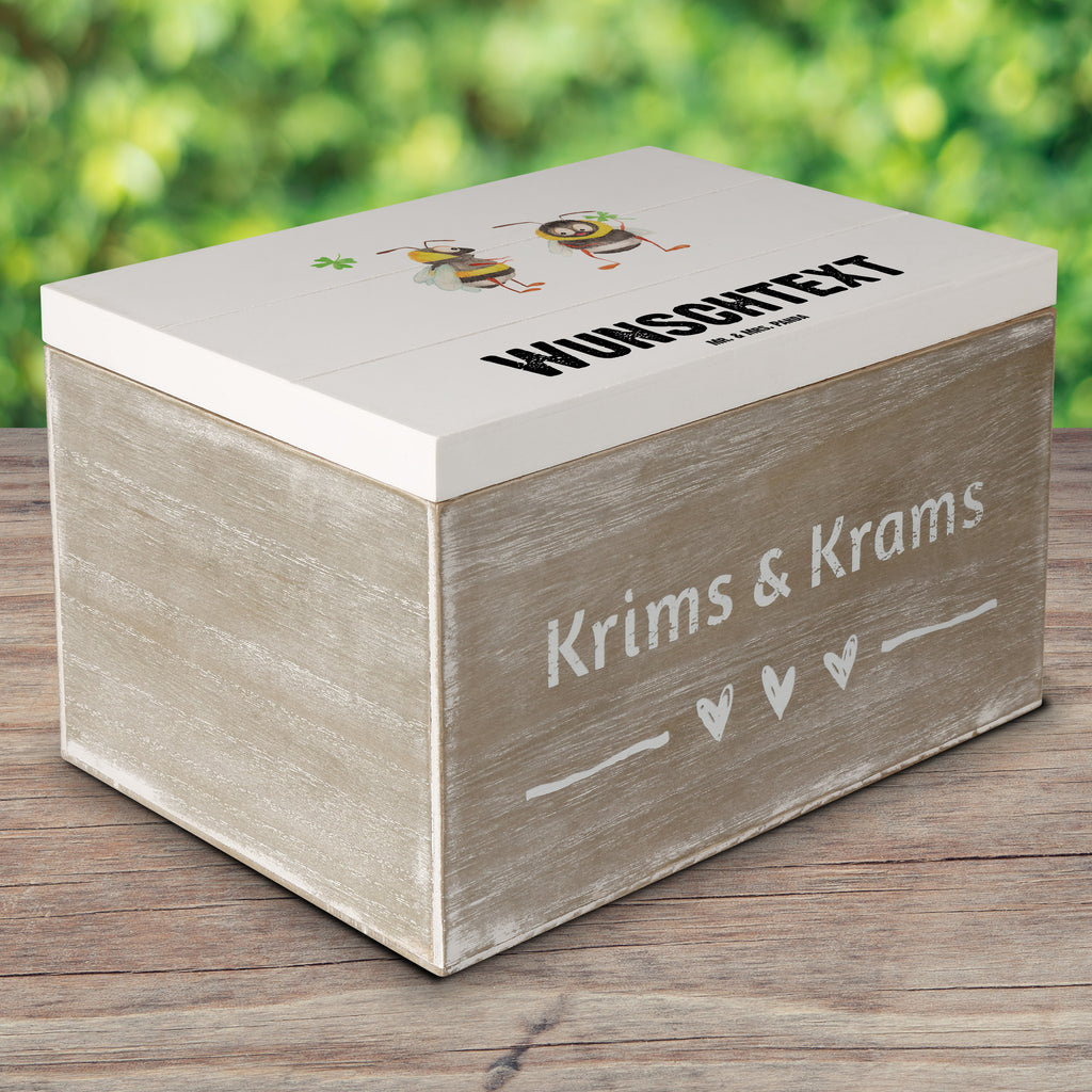 Personalisierte Holzkiste Bienen Paar Holzkiste mit Namen, Kiste mit Namen, Schatzkiste mit Namen, Truhe mit Namen, Schatulle mit Namen, Erinnerungsbox mit Namen, Erinnerungskiste, mit Namen, Dekokiste mit Namen, Aufbewahrungsbox mit Namen, Holzkiste Personalisiert, Kiste Personalisiert, Schatzkiste Personalisiert, Truhe Personalisiert, Schatulle Personalisiert, Erinnerungsbox Personalisiert, Erinnerungskiste Personalisiert, Dekokiste Personalisiert, Aufbewahrungsbox Personalisiert, Liebe, Partner, Freund, Freundin, Ehemann, Ehefrau, Heiraten, Verlobung, Heiratsantrag, Liebesgeschenk, Jahrestag, Hocheitstag, Valentinstag, Geschenk für Frauen, Hochzeitstag, Mitbringsel, Geschenk für Freundin, Geschenk für Partner, Liebesbeweis, für Männer, für Ehemann, Schildkröten, verliebte Schildkröten