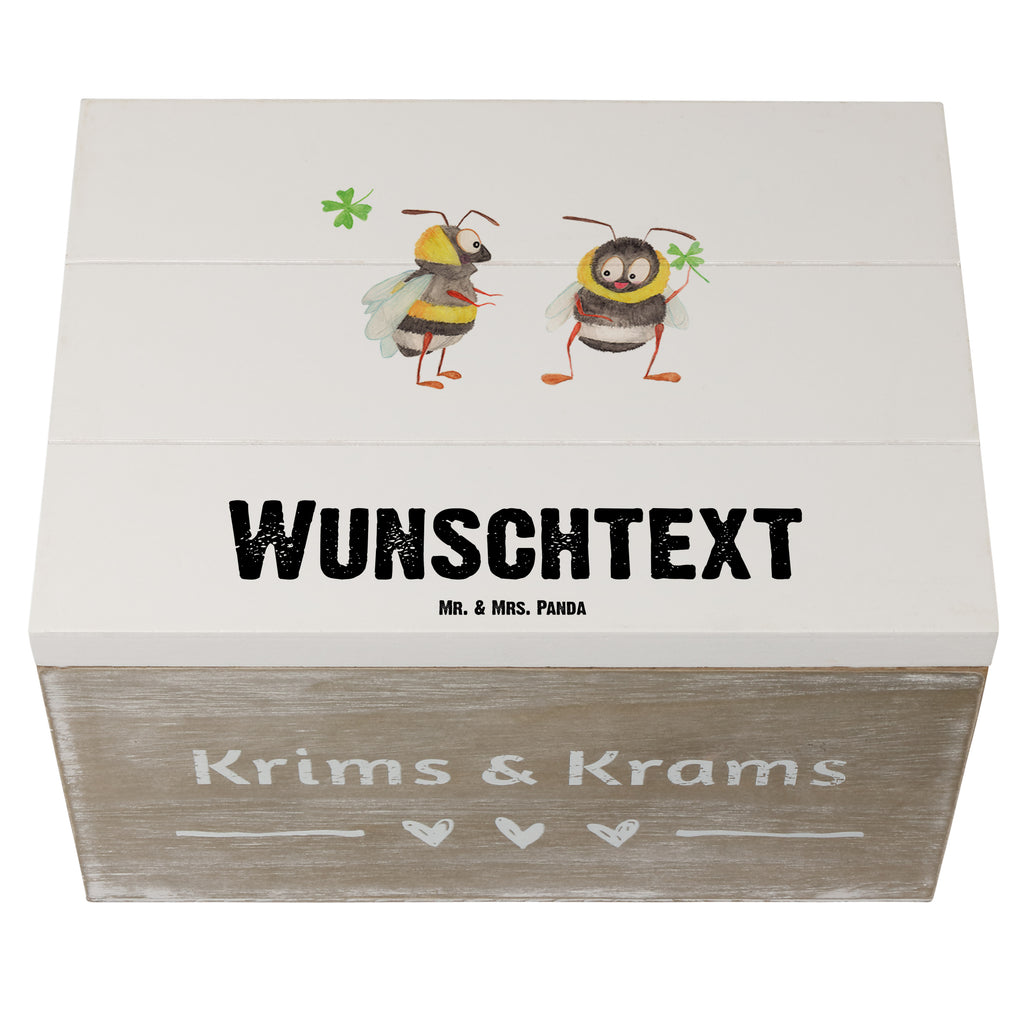 Personalisierte Holzkiste Bienen Paar Holzkiste mit Namen, Kiste mit Namen, Schatzkiste mit Namen, Truhe mit Namen, Schatulle mit Namen, Erinnerungsbox mit Namen, Erinnerungskiste, mit Namen, Dekokiste mit Namen, Aufbewahrungsbox mit Namen, Holzkiste Personalisiert, Kiste Personalisiert, Schatzkiste Personalisiert, Truhe Personalisiert, Schatulle Personalisiert, Erinnerungsbox Personalisiert, Erinnerungskiste Personalisiert, Dekokiste Personalisiert, Aufbewahrungsbox Personalisiert, Liebe, Partner, Freund, Freundin, Ehemann, Ehefrau, Heiraten, Verlobung, Heiratsantrag, Liebesgeschenk, Jahrestag, Hocheitstag, Valentinstag, Geschenk für Frauen, Hochzeitstag, Mitbringsel, Geschenk für Freundin, Geschenk für Partner, Liebesbeweis, für Männer, für Ehemann, Schildkröten, verliebte Schildkröten