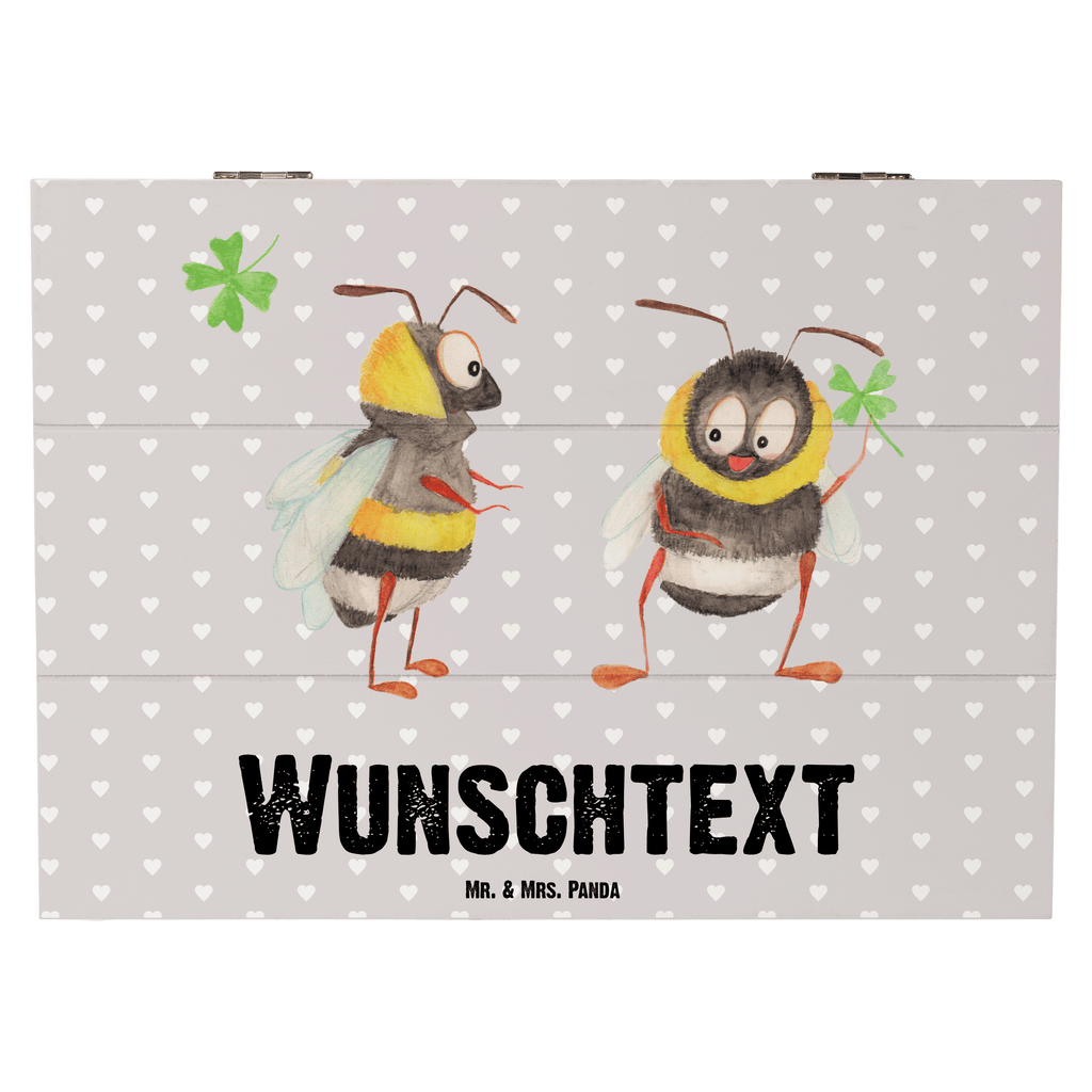 Personalisierte Holzkiste Bienen Paar Holzkiste mit Namen, Kiste mit Namen, Schatzkiste mit Namen, Truhe mit Namen, Schatulle mit Namen, Erinnerungsbox mit Namen, Erinnerungskiste, mit Namen, Dekokiste mit Namen, Aufbewahrungsbox mit Namen, Holzkiste Personalisiert, Kiste Personalisiert, Schatzkiste Personalisiert, Truhe Personalisiert, Schatulle Personalisiert, Erinnerungsbox Personalisiert, Erinnerungskiste Personalisiert, Dekokiste Personalisiert, Aufbewahrungsbox Personalisiert, Liebe, Partner, Freund, Freundin, Ehemann, Ehefrau, Heiraten, Verlobung, Heiratsantrag, Liebesgeschenk, Jahrestag, Hocheitstag, Valentinstag, Geschenk für Frauen, Hochzeitstag, Mitbringsel, Geschenk für Freundin, Geschenk für Partner, Liebesbeweis, für Männer, für Ehemann, Schildkröten, verliebte Schildkröten