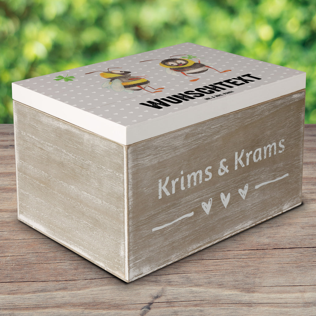 Personalisierte Holzkiste Bienen Paar Holzkiste mit Namen, Kiste mit Namen, Schatzkiste mit Namen, Truhe mit Namen, Schatulle mit Namen, Erinnerungsbox mit Namen, Erinnerungskiste, mit Namen, Dekokiste mit Namen, Aufbewahrungsbox mit Namen, Holzkiste Personalisiert, Kiste Personalisiert, Schatzkiste Personalisiert, Truhe Personalisiert, Schatulle Personalisiert, Erinnerungsbox Personalisiert, Erinnerungskiste Personalisiert, Dekokiste Personalisiert, Aufbewahrungsbox Personalisiert, Liebe, Partner, Freund, Freundin, Ehemann, Ehefrau, Heiraten, Verlobung, Heiratsantrag, Liebesgeschenk, Jahrestag, Hocheitstag, Valentinstag, Geschenk für Frauen, Hochzeitstag, Mitbringsel, Geschenk für Freundin, Geschenk für Partner, Liebesbeweis, für Männer, für Ehemann, Schildkröten, verliebte Schildkröten