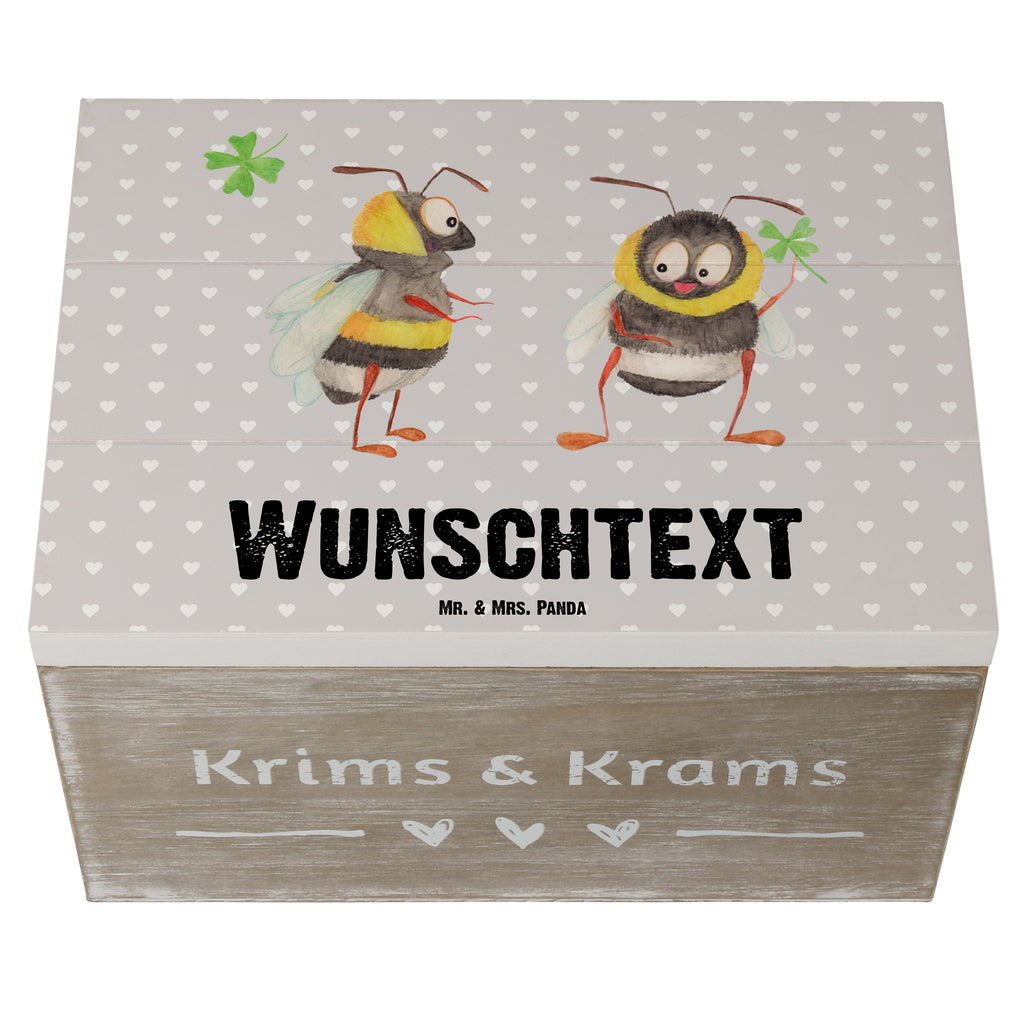 Personalisierte Holzkiste Bienen Paar Holzkiste mit Namen, Kiste mit Namen, Schatzkiste mit Namen, Truhe mit Namen, Schatulle mit Namen, Erinnerungsbox mit Namen, Erinnerungskiste, mit Namen, Dekokiste mit Namen, Aufbewahrungsbox mit Namen, Holzkiste Personalisiert, Kiste Personalisiert, Schatzkiste Personalisiert, Truhe Personalisiert, Schatulle Personalisiert, Erinnerungsbox Personalisiert, Erinnerungskiste Personalisiert, Dekokiste Personalisiert, Aufbewahrungsbox Personalisiert, Liebe, Partner, Freund, Freundin, Ehemann, Ehefrau, Heiraten, Verlobung, Heiratsantrag, Liebesgeschenk, Jahrestag, Hocheitstag, Valentinstag, Geschenk für Frauen, Hochzeitstag, Mitbringsel, Geschenk für Freundin, Geschenk für Partner, Liebesbeweis, für Männer, für Ehemann, Schildkröten, verliebte Schildkröten
