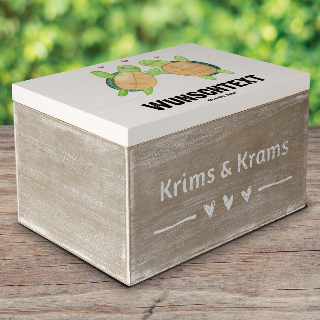 Personalisierte Holzkiste Schildkröten Paar Holzkiste mit Namen, Kiste mit Namen, Schatzkiste mit Namen, Truhe mit Namen, Schatulle mit Namen, Erinnerungsbox mit Namen, Erinnerungskiste, mit Namen, Dekokiste mit Namen, Aufbewahrungsbox mit Namen, Holzkiste Personalisiert, Kiste Personalisiert, Schatzkiste Personalisiert, Truhe Personalisiert, Schatulle Personalisiert, Erinnerungsbox Personalisiert, Erinnerungskiste Personalisiert, Dekokiste Personalisiert, Aufbewahrungsbox Personalisiert, Liebe, Partner, Freund, Freundin, Ehemann, Ehefrau, Heiraten, Verlobung, Heiratsantrag, Liebesgeschenk, Jahrestag, Hocheitstag, Valentinstag, Geschenk für Frauen, Hochzeitstag, Mitbringsel, Geschenk für Freundin, Geschenk für Partner, Liebesbeweis, für Männer, für Ehemann