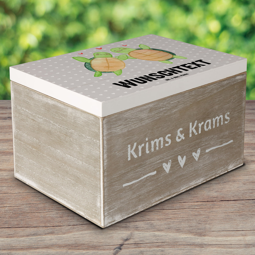 Personalisierte Holzkiste Schildkröten Paar Holzkiste mit Namen, Kiste mit Namen, Schatzkiste mit Namen, Truhe mit Namen, Schatulle mit Namen, Erinnerungsbox mit Namen, Erinnerungskiste, mit Namen, Dekokiste mit Namen, Aufbewahrungsbox mit Namen, Holzkiste Personalisiert, Kiste Personalisiert, Schatzkiste Personalisiert, Truhe Personalisiert, Schatulle Personalisiert, Erinnerungsbox Personalisiert, Erinnerungskiste Personalisiert, Dekokiste Personalisiert, Aufbewahrungsbox Personalisiert, Liebe, Partner, Freund, Freundin, Ehemann, Ehefrau, Heiraten, Verlobung, Heiratsantrag, Liebesgeschenk, Jahrestag, Hocheitstag, Valentinstag, Geschenk für Frauen, Hochzeitstag, Mitbringsel, Geschenk für Freundin, Geschenk für Partner, Liebesbeweis, für Männer, für Ehemann