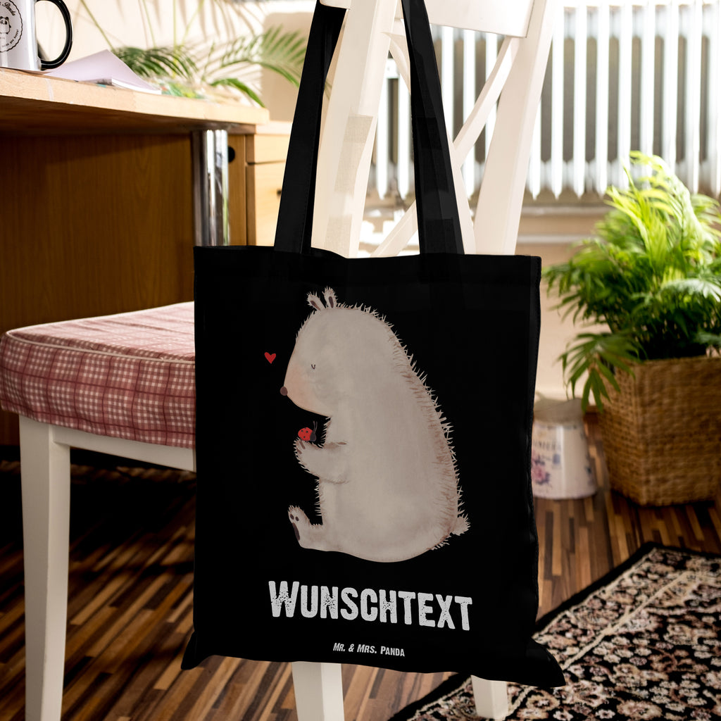 Personalisierte Tragetasche Bär mit Marienkäfer Personalisierte Beuteltasche, Personalisierter Beutel, Personalisierte Einkaufstasche, Personalisierter Jutebeutel, Personalisierter Stoffbeutel, Tragetasche mit Namen, Einkaufstasche mit Namen, Stoffbeutel mit Namen, Personalisierte Tasche, Personalisierte Jutetasche, Personalisierte Kindergartentasche, Bär, Teddy, Teddybär, Marienkäfer, Liebe, Freiheit, Motivation, Das Leben ist schön
