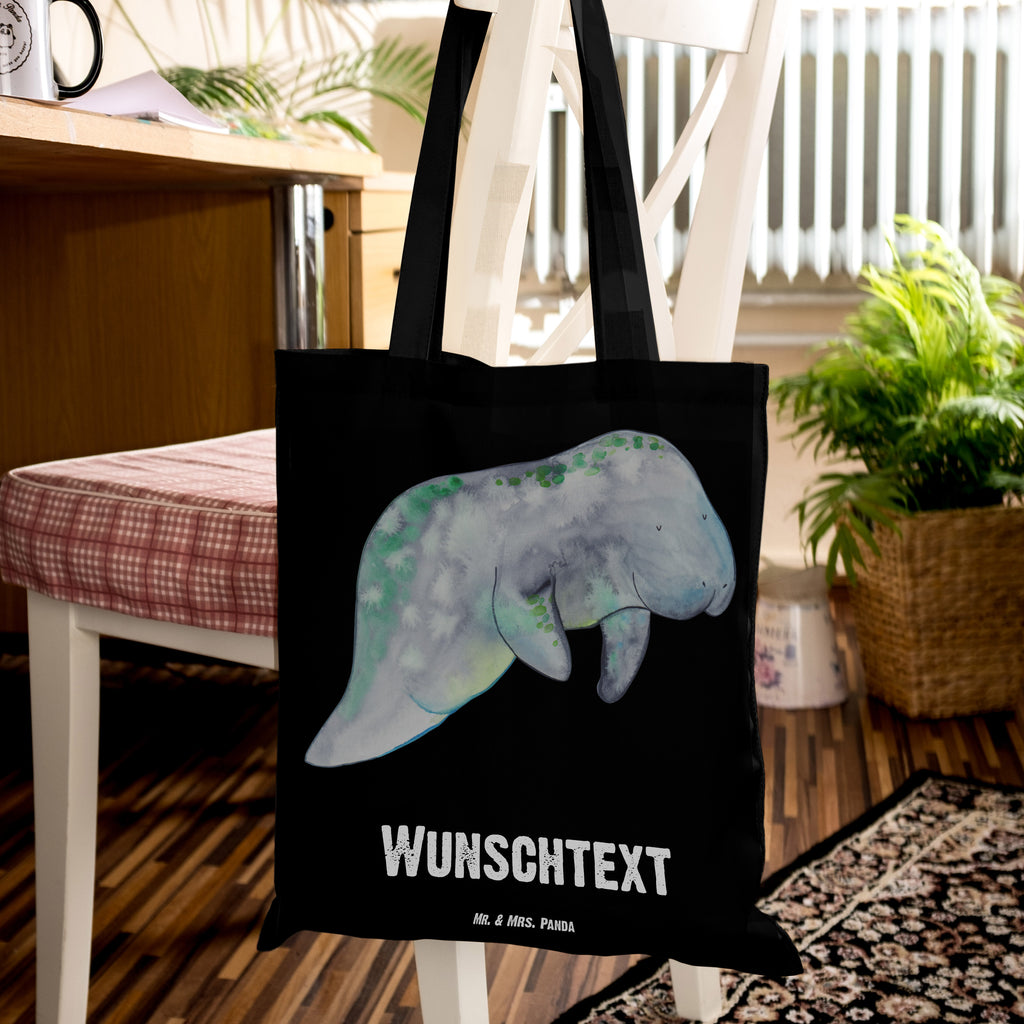 Personalisierte Tragetasche Seekuh chillt Personalisierte Beuteltasche, Personalisierter Beutel, Personalisierte Einkaufstasche, Personalisierter Jutebeutel, Personalisierter Stoffbeutel, Tragetasche mit Namen, Einkaufstasche mit Namen, Stoffbeutel mit Namen, Personalisierte Tasche, Personalisierte Jutetasche, Personalisierte Kindergartentasche, Meerestiere, Meer, Urlaub, Seekuh, Seekühe, Diät, Abnehmen, Zucker, Diätwahn, Essen, Süßigkeiten