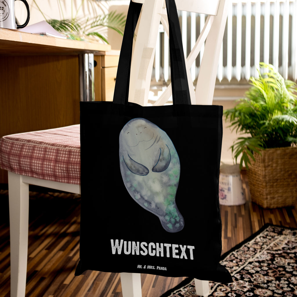 Personalisierte Tragetasche Seekuh happy Personalisierte Beuteltasche, Personalisierter Beutel, Personalisierte Einkaufstasche, Personalisierter Jutebeutel, Personalisierter Stoffbeutel, Tragetasche mit Namen, Einkaufstasche mit Namen, Stoffbeutel mit Namen, Personalisierte Tasche, Personalisierte Jutetasche, Personalisierte Kindergartentasche, Meerestiere, Meer, Urlaub, Seekuh, Seekühe, Selbstliebe, Respekt, Neuanfang, Neustart, Achtsamkeit, Zufrieden, Liebeskummer, Freundin