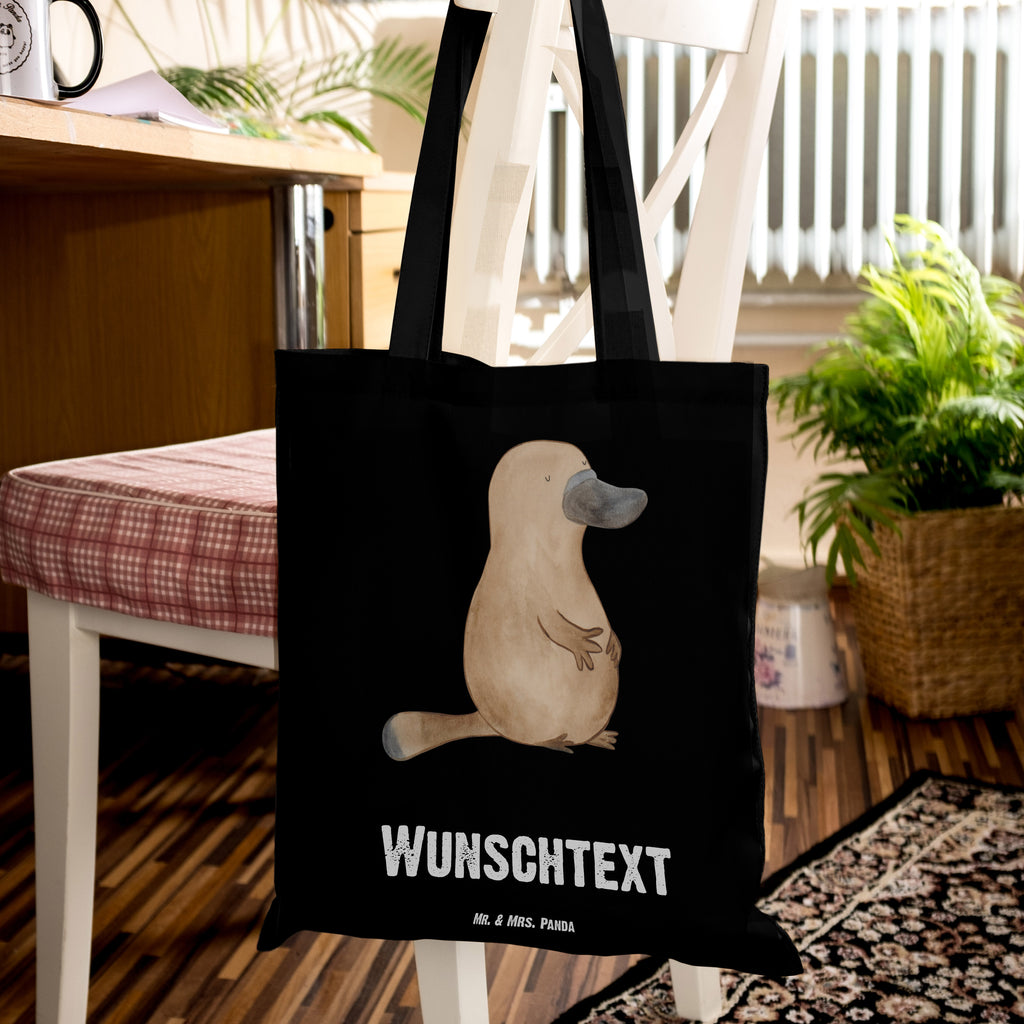 Personalisierte Tragetasche Schnabeltier mutig Personalisierte Beuteltasche, Personalisierter Beutel, Personalisierte Einkaufstasche, Personalisierter Jutebeutel, Personalisierter Stoffbeutel, Tragetasche mit Namen, Einkaufstasche mit Namen, Stoffbeutel mit Namen, Personalisierte Tasche, Personalisierte Jutetasche, Personalisierte Kindergartentasche, Meerestiere, Meer, Urlaub, Schnabeltier, Mut, mutig, Lebensweisheit, Schnabeltiere, Motivation, Training, Büro, Arbeit, Neuanfang, Neustart, Weltreise, Raodtrip