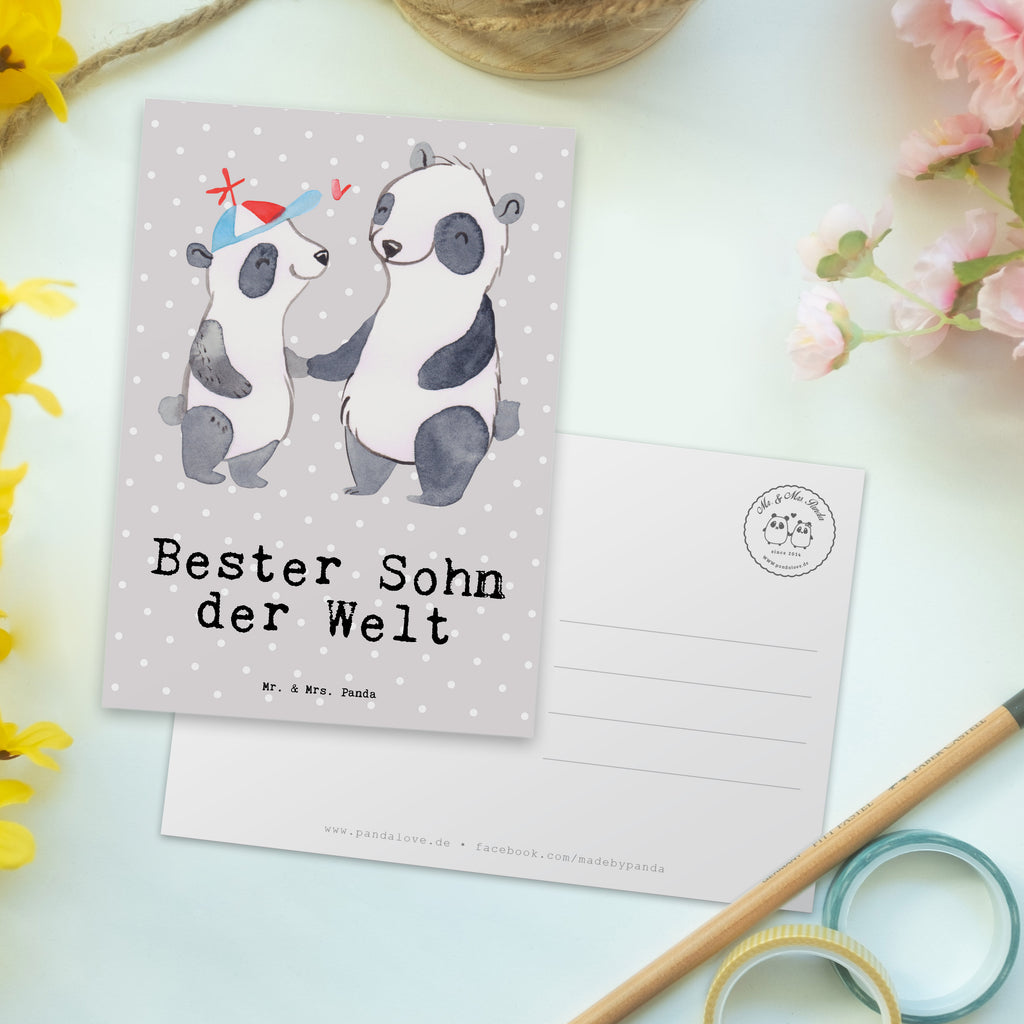 Postkarte Panda Bester Sohn der Welt Geschenkkarte, Grußkarte, Karte, Einladung, Ansichtskarte, Geburtstagskarte, Einladungskarte, Dankeskarte, für, Dankeschön, Geschenk, Schenken, Geburtstag, Geburtstagsgeschenk, Geschenkidee, Danke, Bedanken, Mitbringsel, Freude machen, Geschenktipp, Sohn, Sohnemann, Söhnchen, Bube, Bub, Nachwuchs, Nachkomme, Kind, Familie, Vater, Belohnung