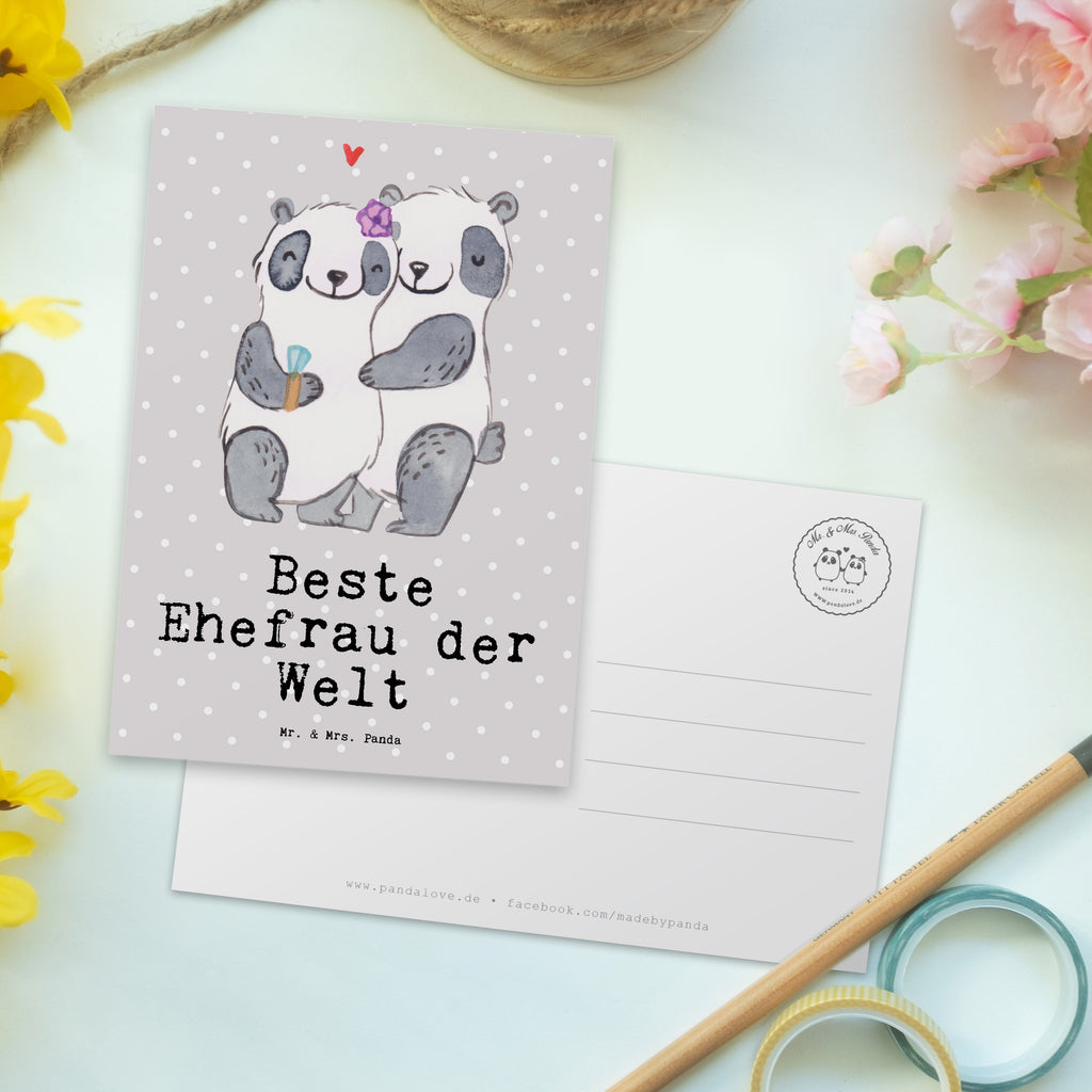 Postkarte Panda Beste Ehefrau der Welt Geschenkkarte, Grußkarte, Karte, Einladung, Ansichtskarte, Geburtstagskarte, Einladungskarte, Dankeskarte, für, Dankeschön, Geschenk, Schenken, Geburtstag, Geburtstagsgeschenk, Geschenkidee, Danke, Bedanken, Mitbringsel, Freude machen, Geschenktipp, Ehefrau, Beste, Frau, Partnerin, Freundin, Traumfrau, Hochzeit, Liebling, Ehepartner, Ehe, Gattin, Lebensgefährtin, Braut, Kleinigkeit