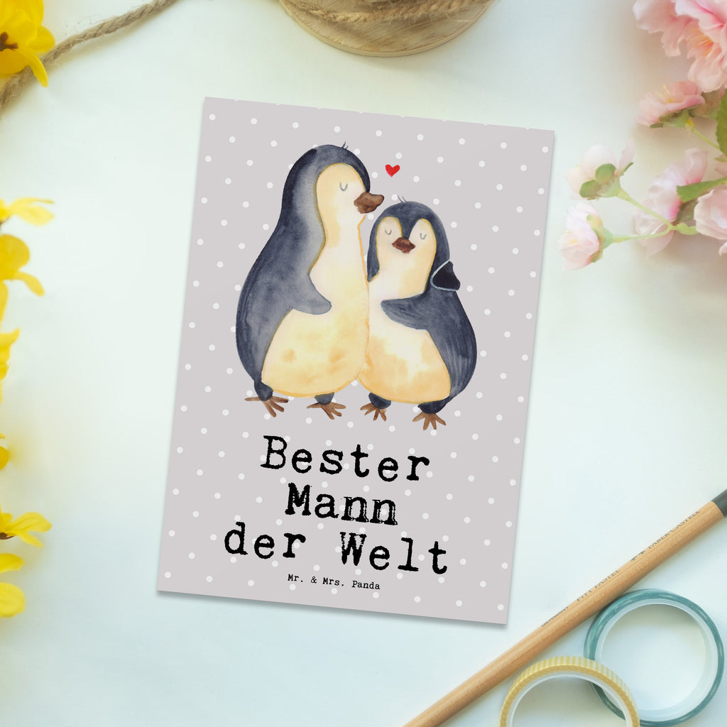 Postkarte Pinguin Bester Mann der Welt Geschenkkarte, Grußkarte, Karte, Einladung, Ansichtskarte, Geburtstagskarte, Einladungskarte, für, Dankeschön, Geschenk, Schenken, Geburtstag, Geburtstagsgeschenk, Geschenkidee, Danke, Bedanken, Mitbringsel, Freude machen, Geschenktipp, Ehemann, Beste, Mann, Partner, Freund, Traummann, Liebling, Ehepartner, Ehe, Gatte, Lebensgefährte, Bräutigam, Kleinigkeit